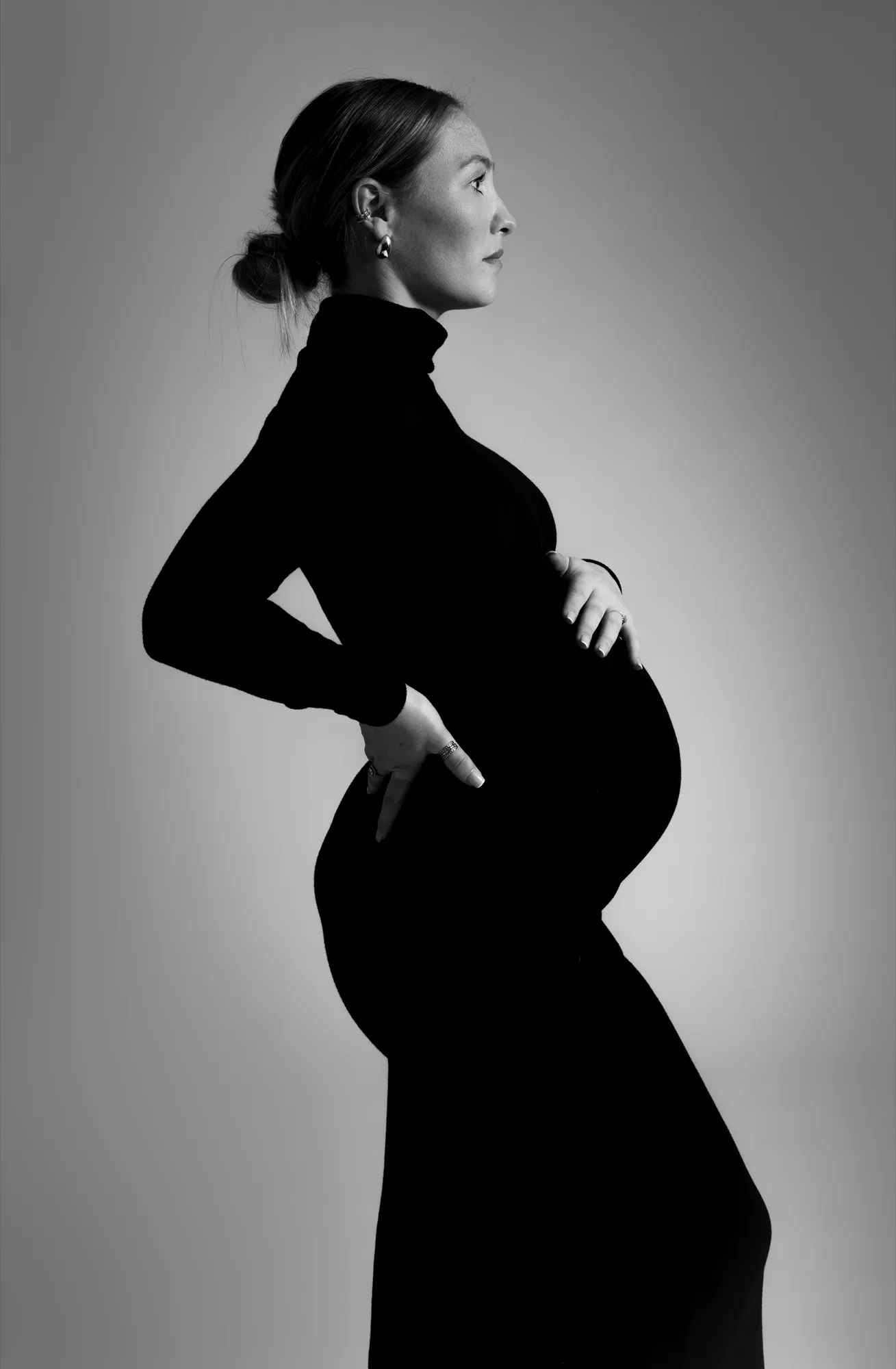 Photograph of a maternity session by Virginie Deronchêne, portrait photographer in Walloon Brabant