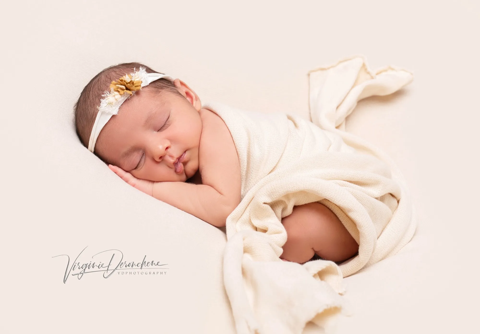 Photograph of a newborn session by Virginie Deronchêne, portrait photographer in Walloon Brabant