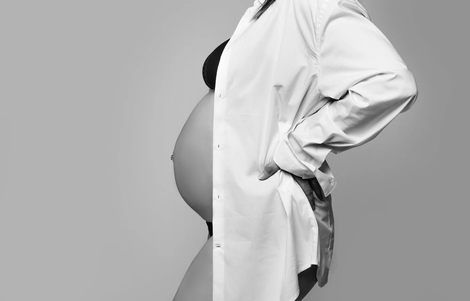 Photograph of a maternity session by Virginie Deronchêne, portrait photographer in Walloon Brabant
