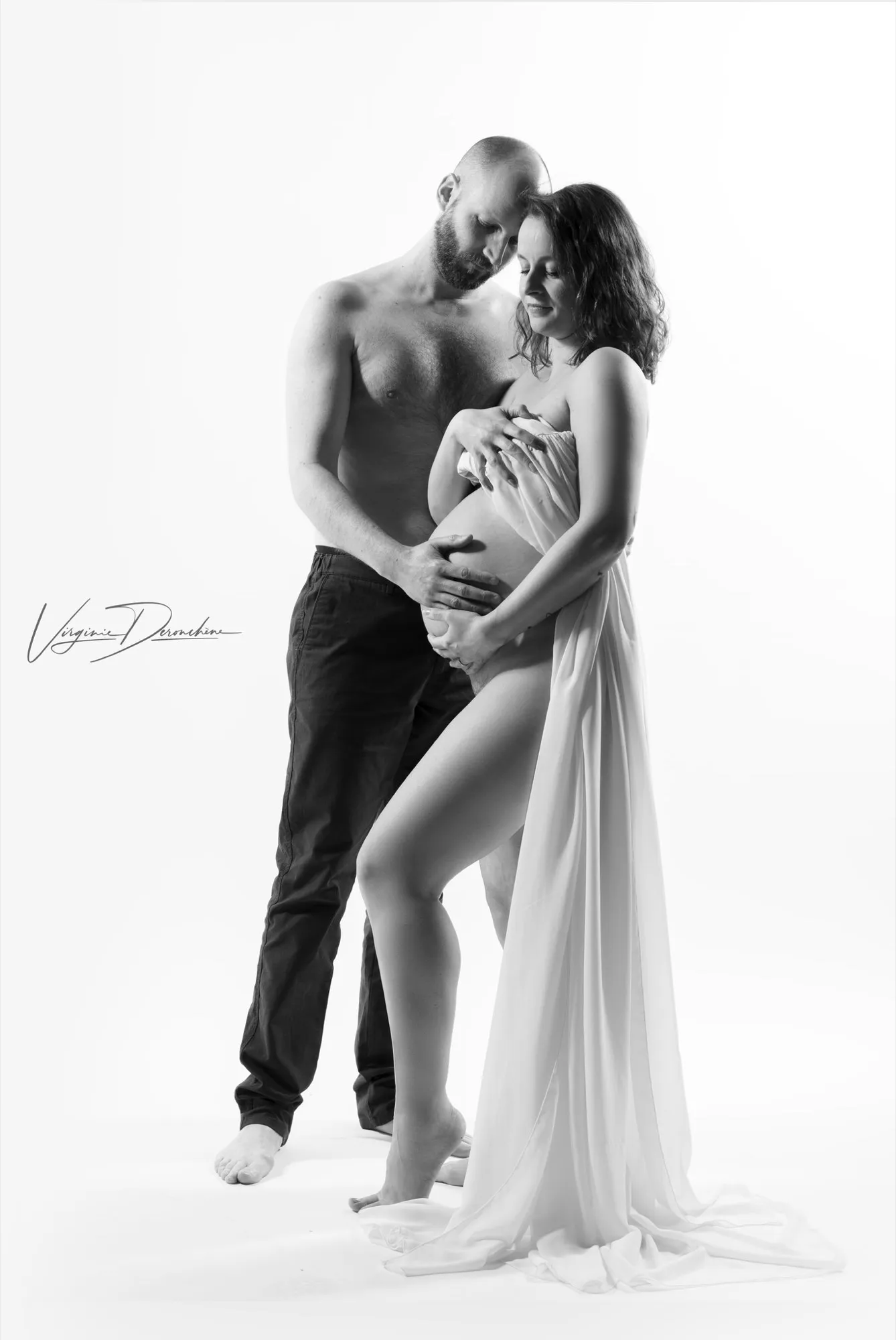 Photograph of a maternity session by Virginie Deronchêne, portrait photographer in Walloon Brabant
