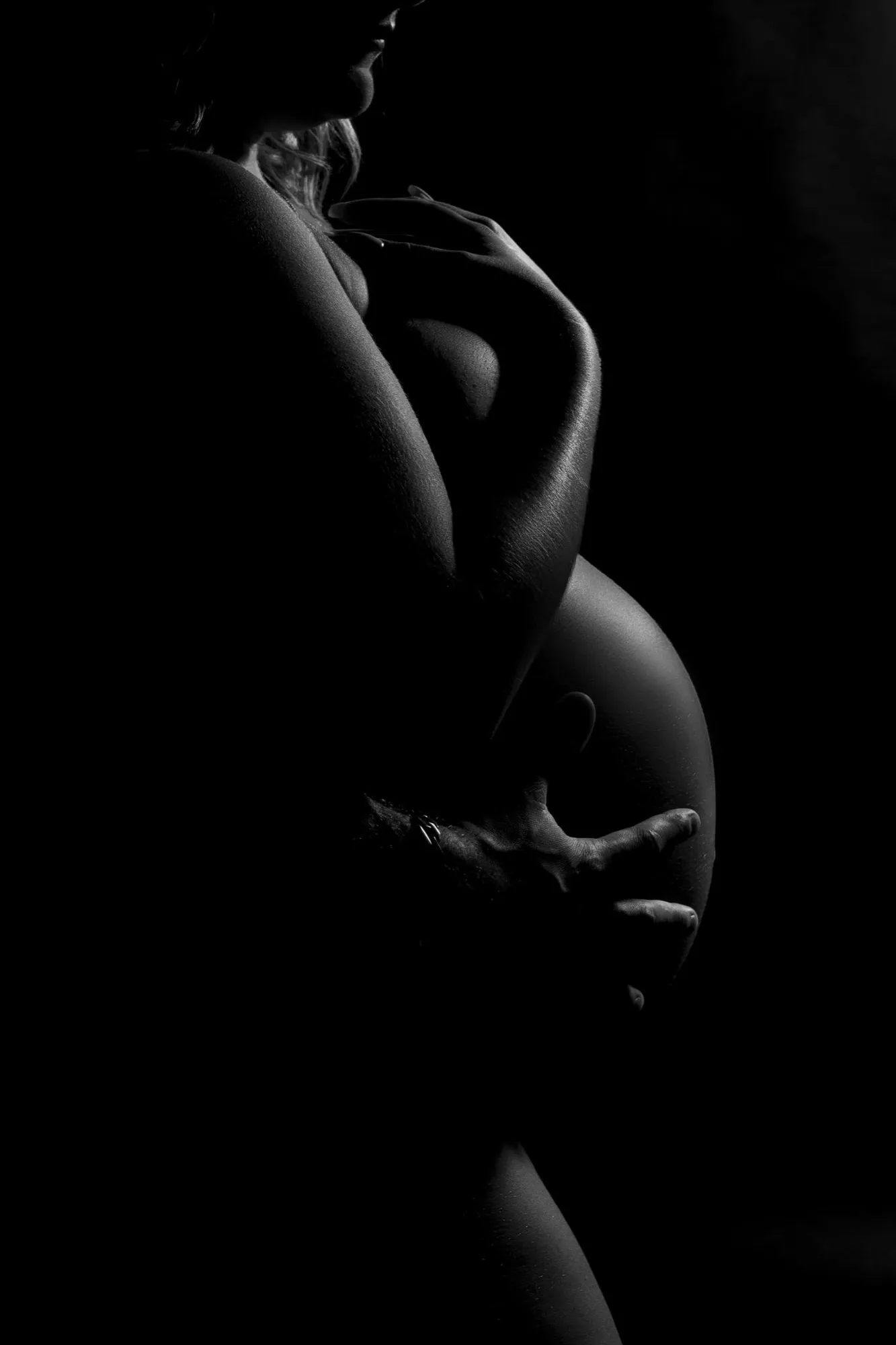 Photograph of a maternity session by Virginie Deronchêne, portrait photographer in Walloon Brabant