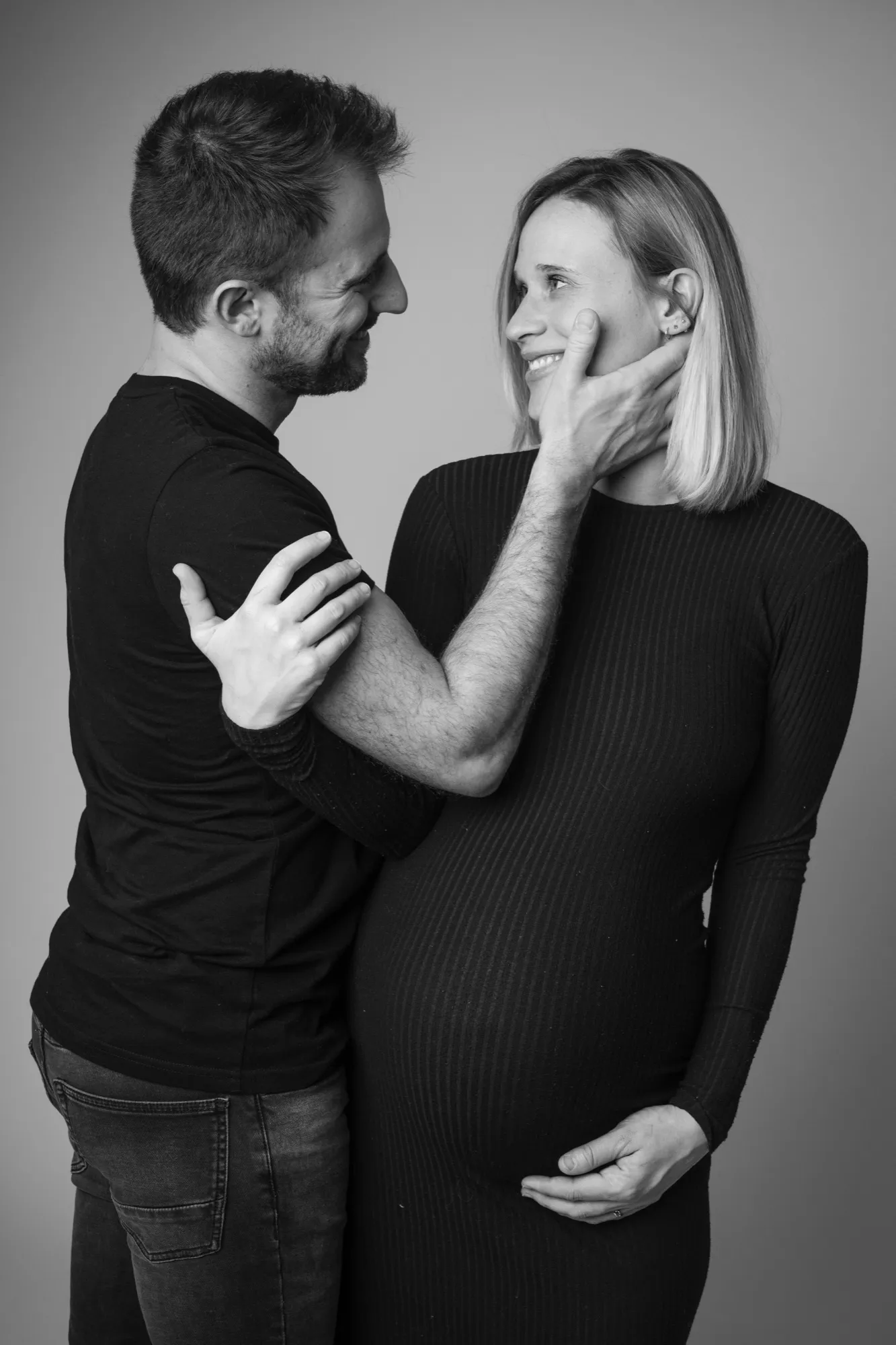 Photograph of a maternity session by Virginie Deronchêne, portrait photographer in Walloon Brabant