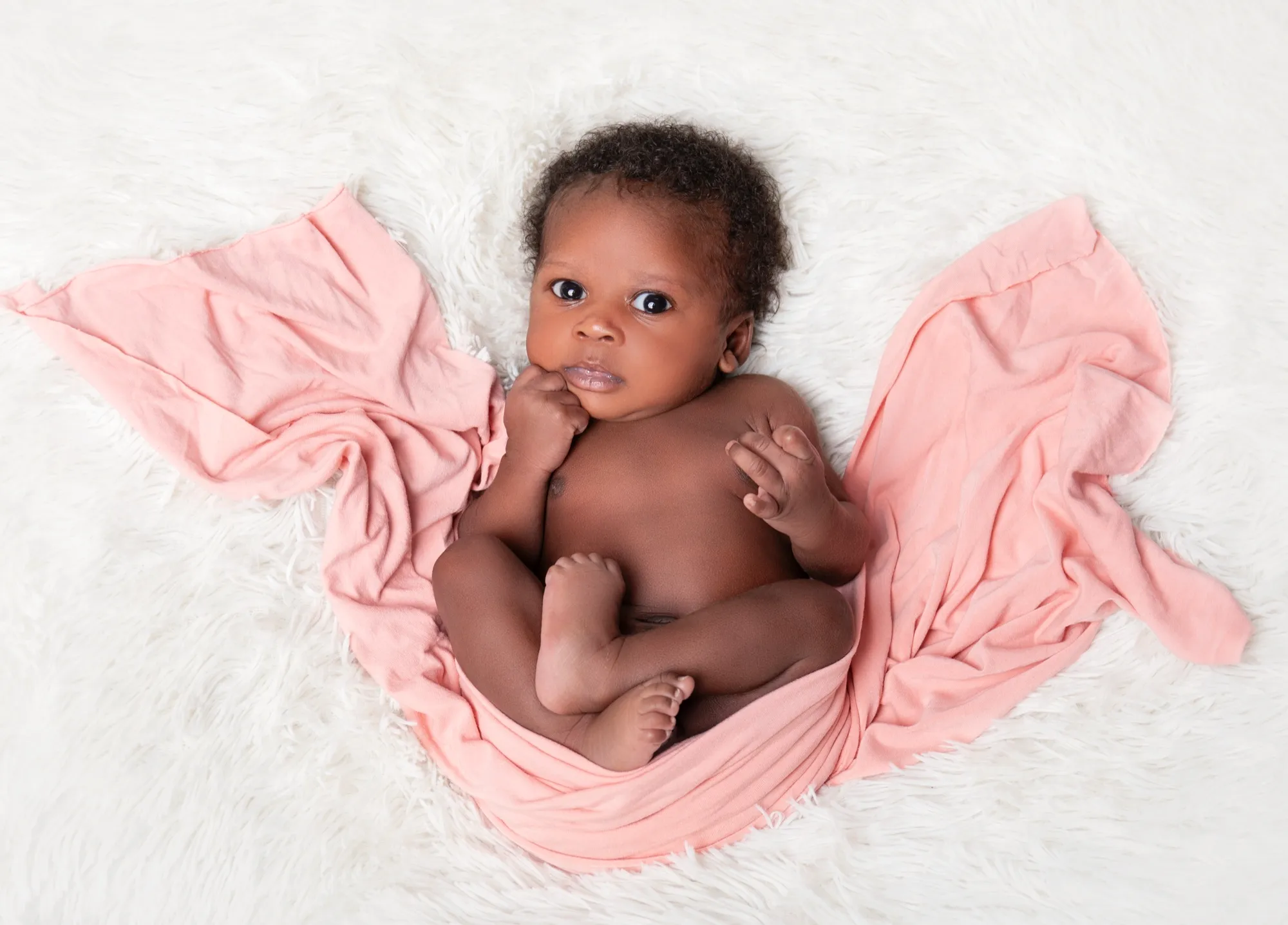 Photograph of a newborn session by Virginie Deronchêne, portrait photographer in Walloon Brabant