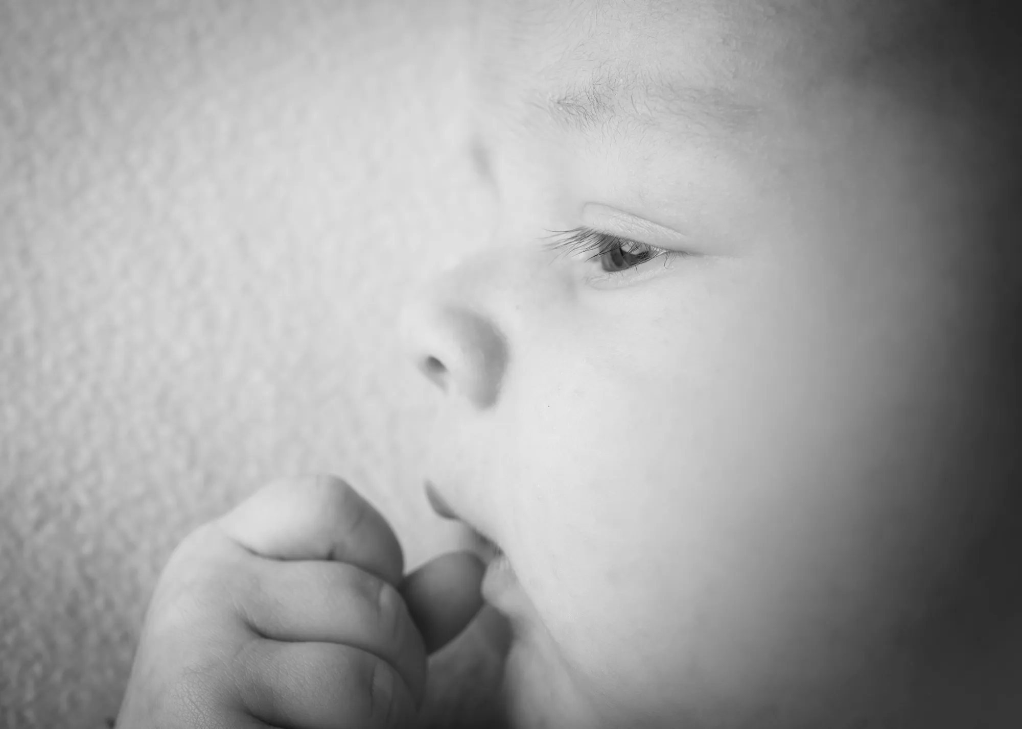 Photograph of a newborn session by Virginie Deronchêne, portrait photographer in Walloon Brabant