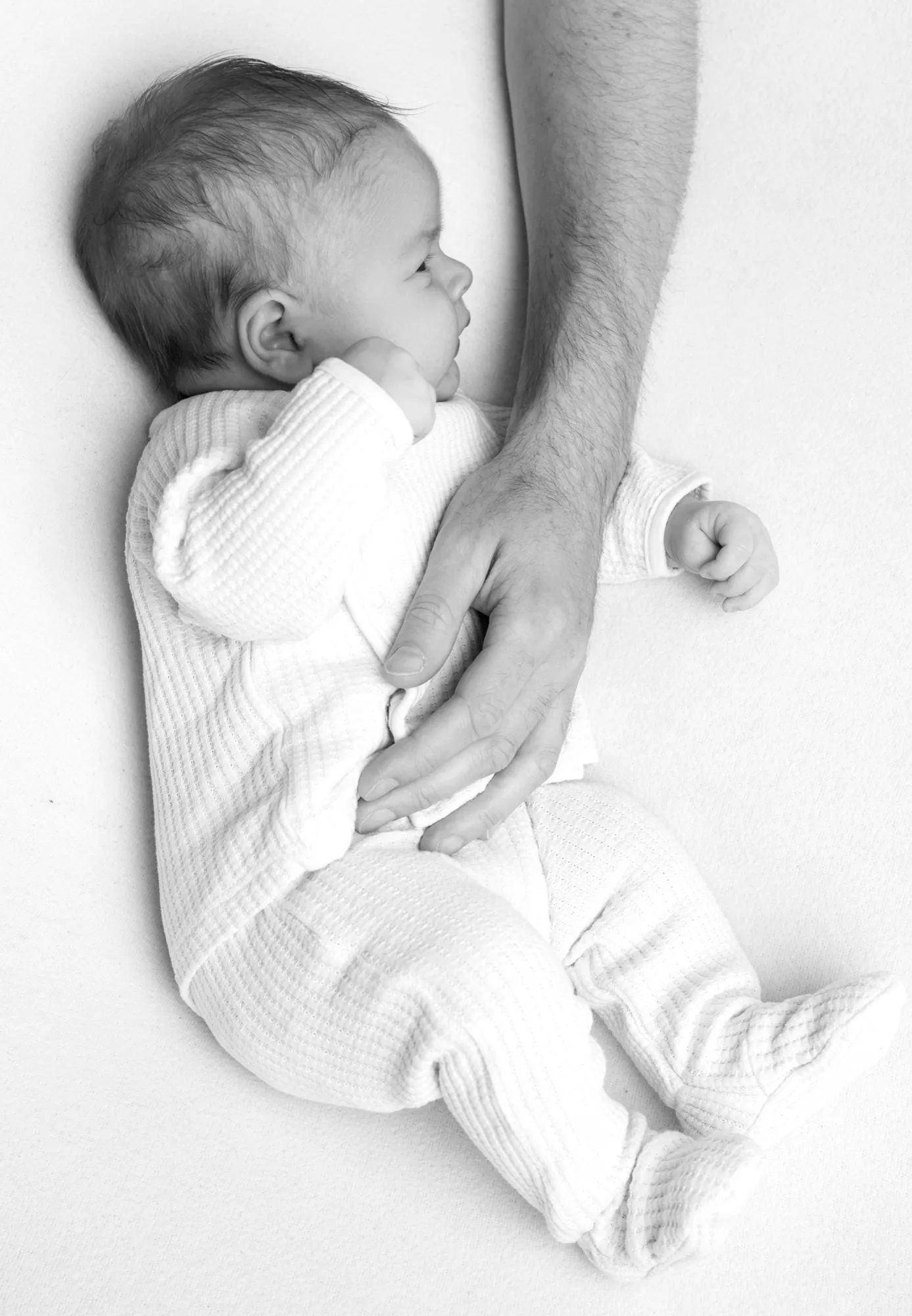 Photograph of a newborn session by Virginie Deronchêne, portrait photographer in Walloon Brabant