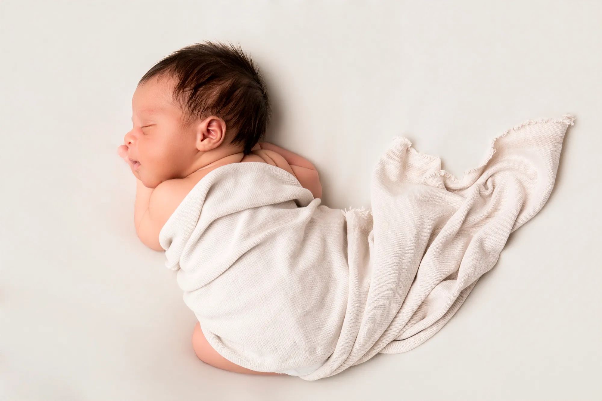 Photograph of a newborn session by Virginie Deronchêne, portrait photographer in Walloon Brabant
