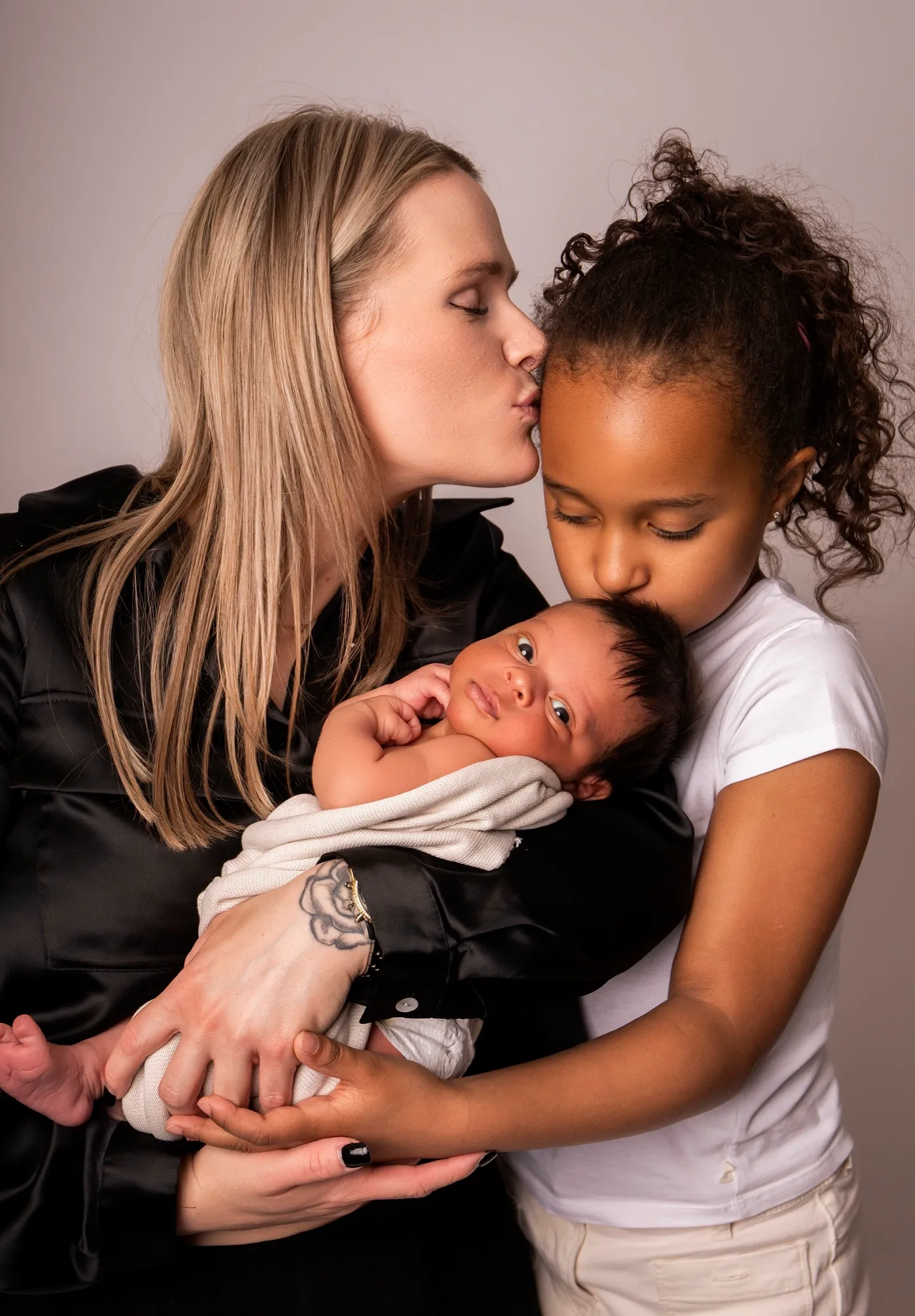 Photograph of a newborn session by Virginie Deronchêne, portrait photographer in Walloon Brabant