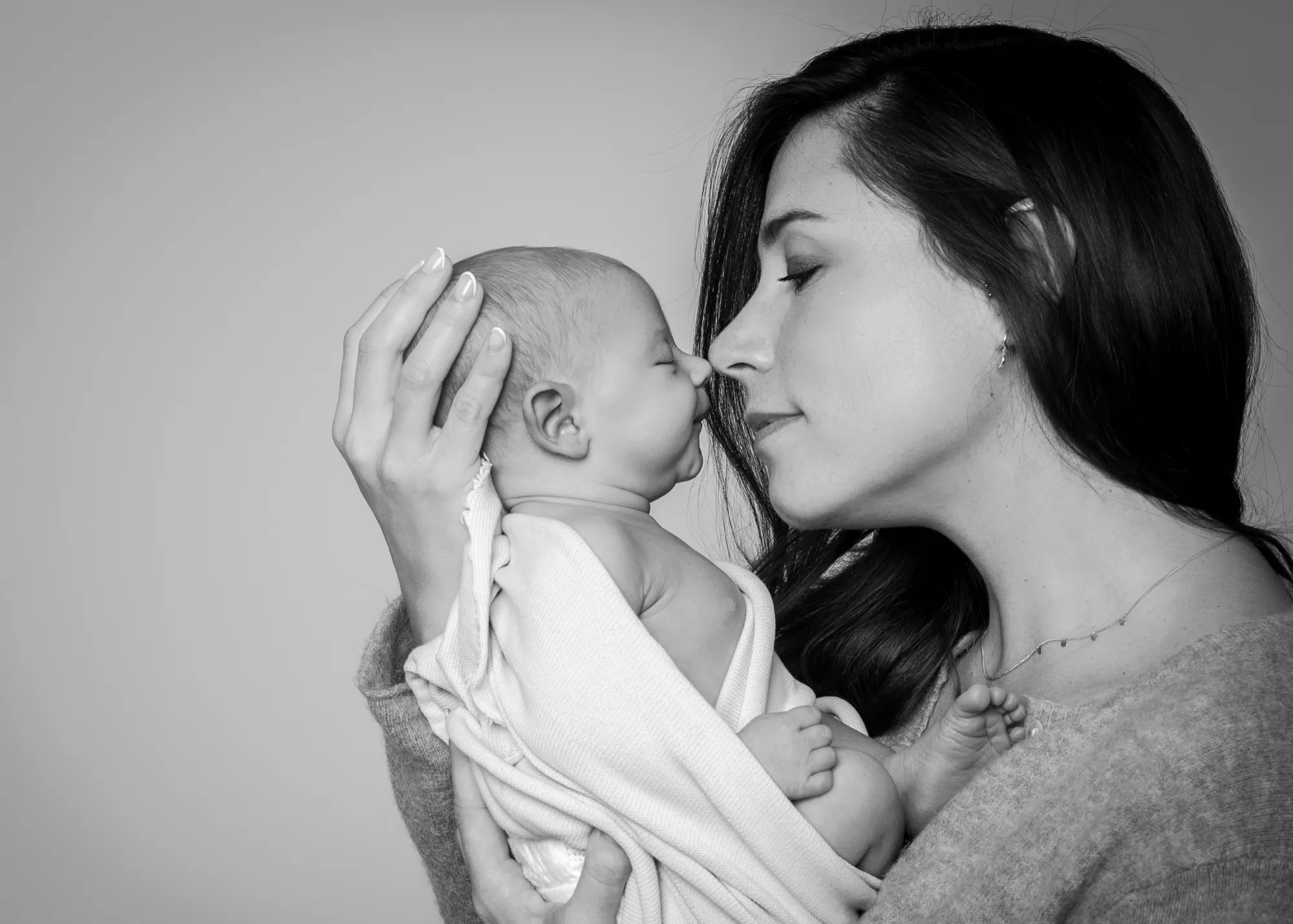 Photograph of a newborn session by Virginie Deronchêne, portrait photographer in Walloon Brabant