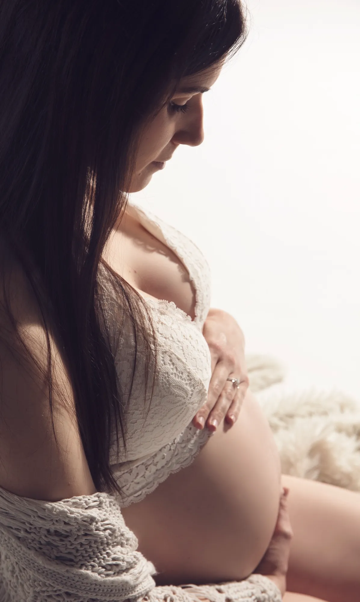 Photograph of a maternity session by Virginie Deronchêne, portrait photographer in Walloon Brabant