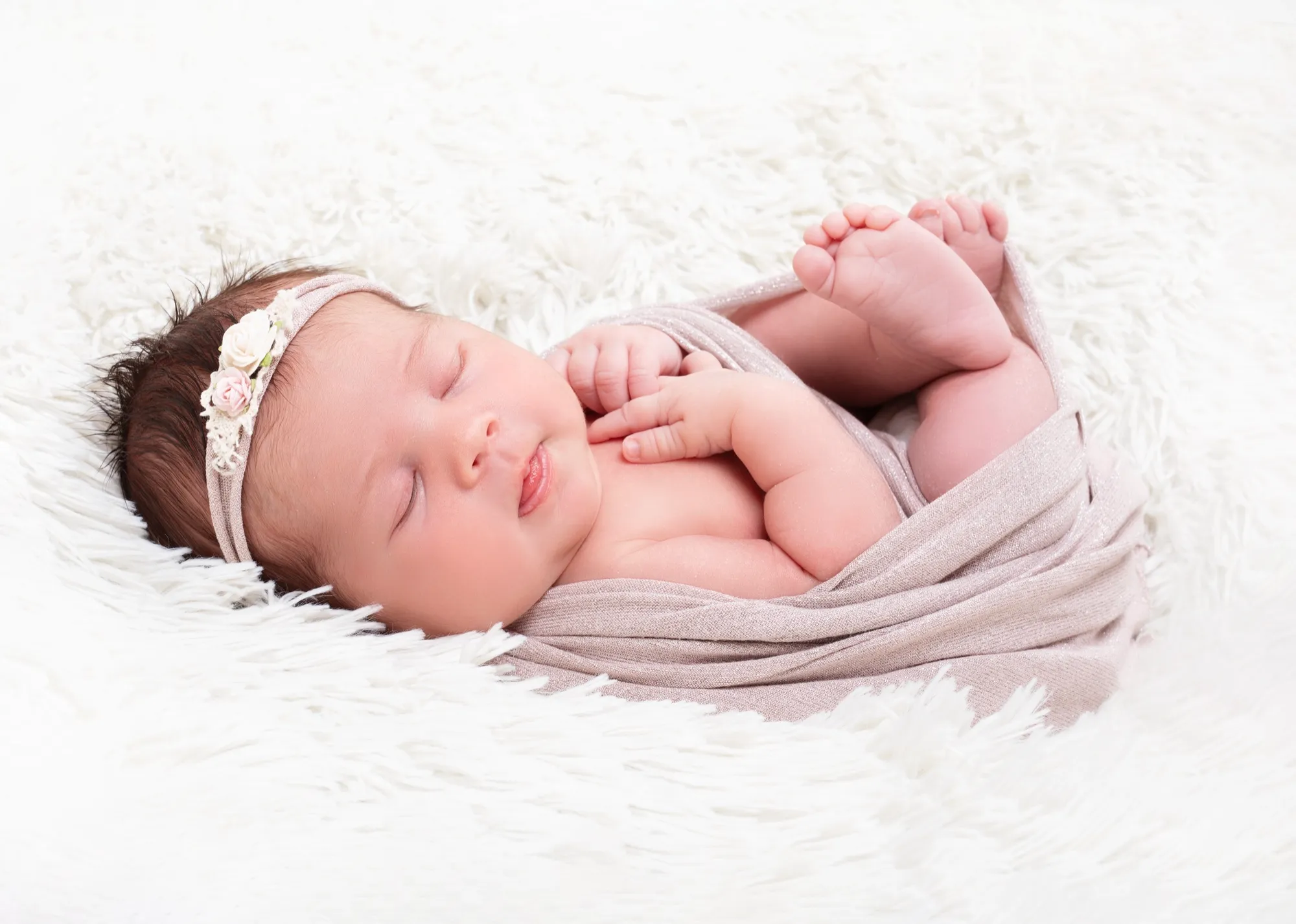 Photograph of a newborn session by Virginie Deronchêne, portrait photographer in Walloon Brabant