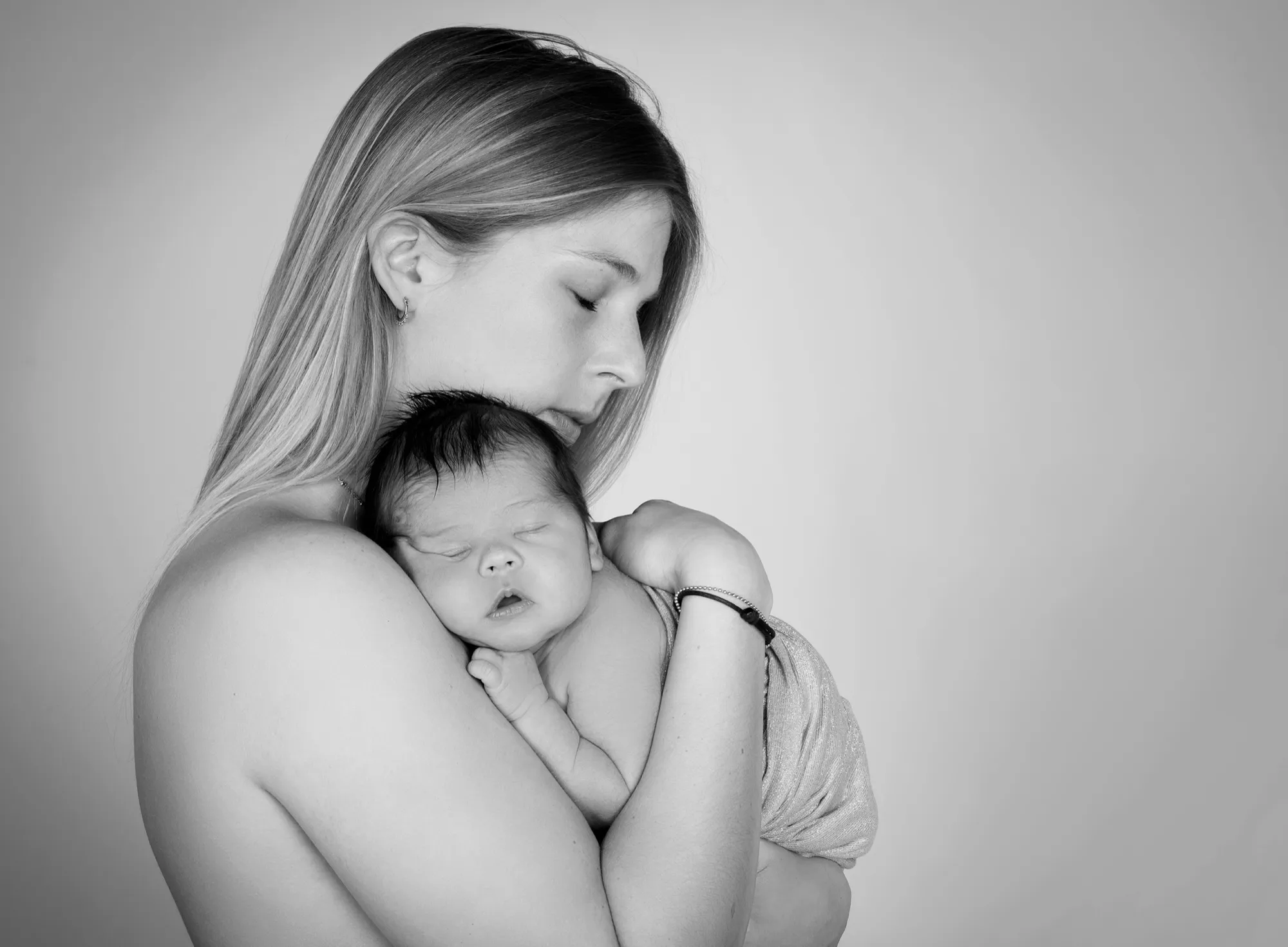 Photograph of a newborn session by Virginie Deronchêne, portrait photographer in Walloon Brabant
