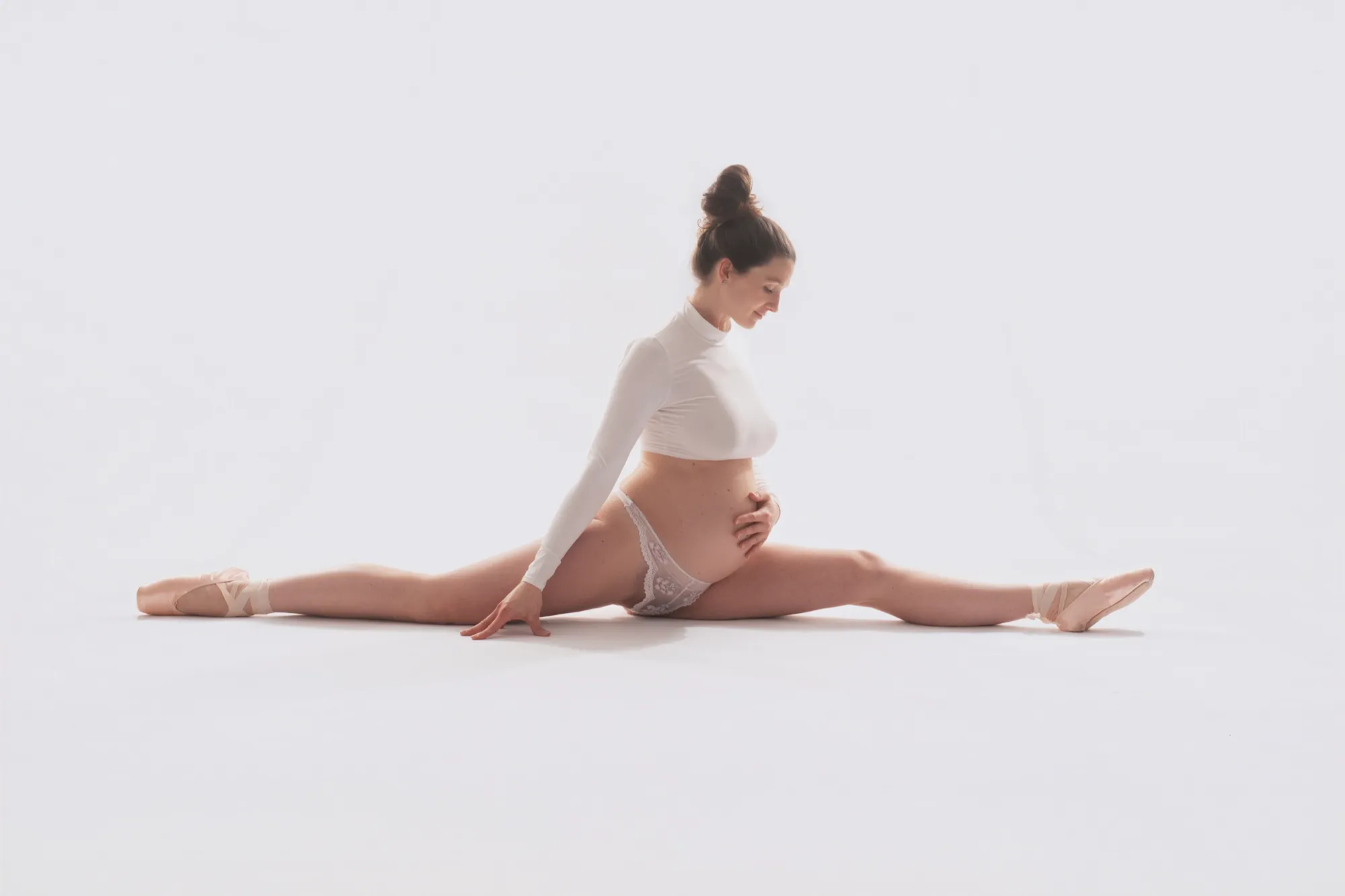 Photograph of a maternity session by Virginie Deronchêne, portrait photographer in Walloon Brabant