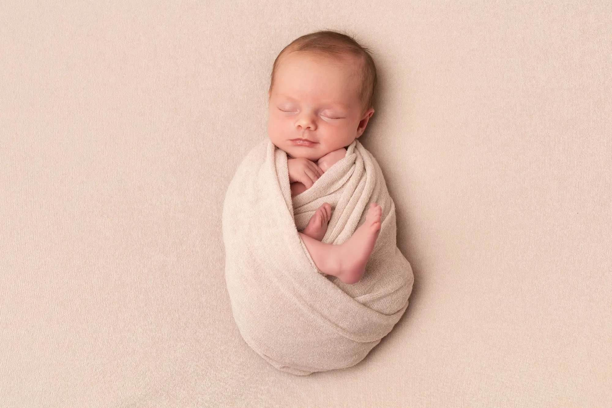 Photograph of a newborn session by Virginie Deronchêne, portrait photographer in Walloon Brabant