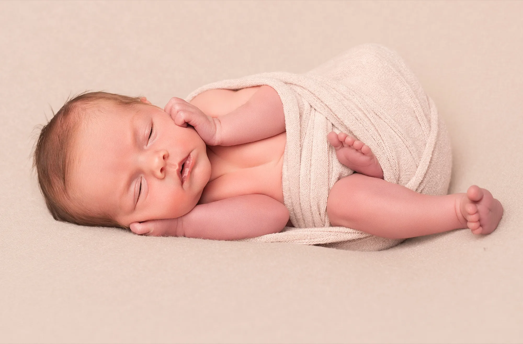 Photograph of a newborn session by Virginie Deronchêne, portrait photographer in Walloon Brabant