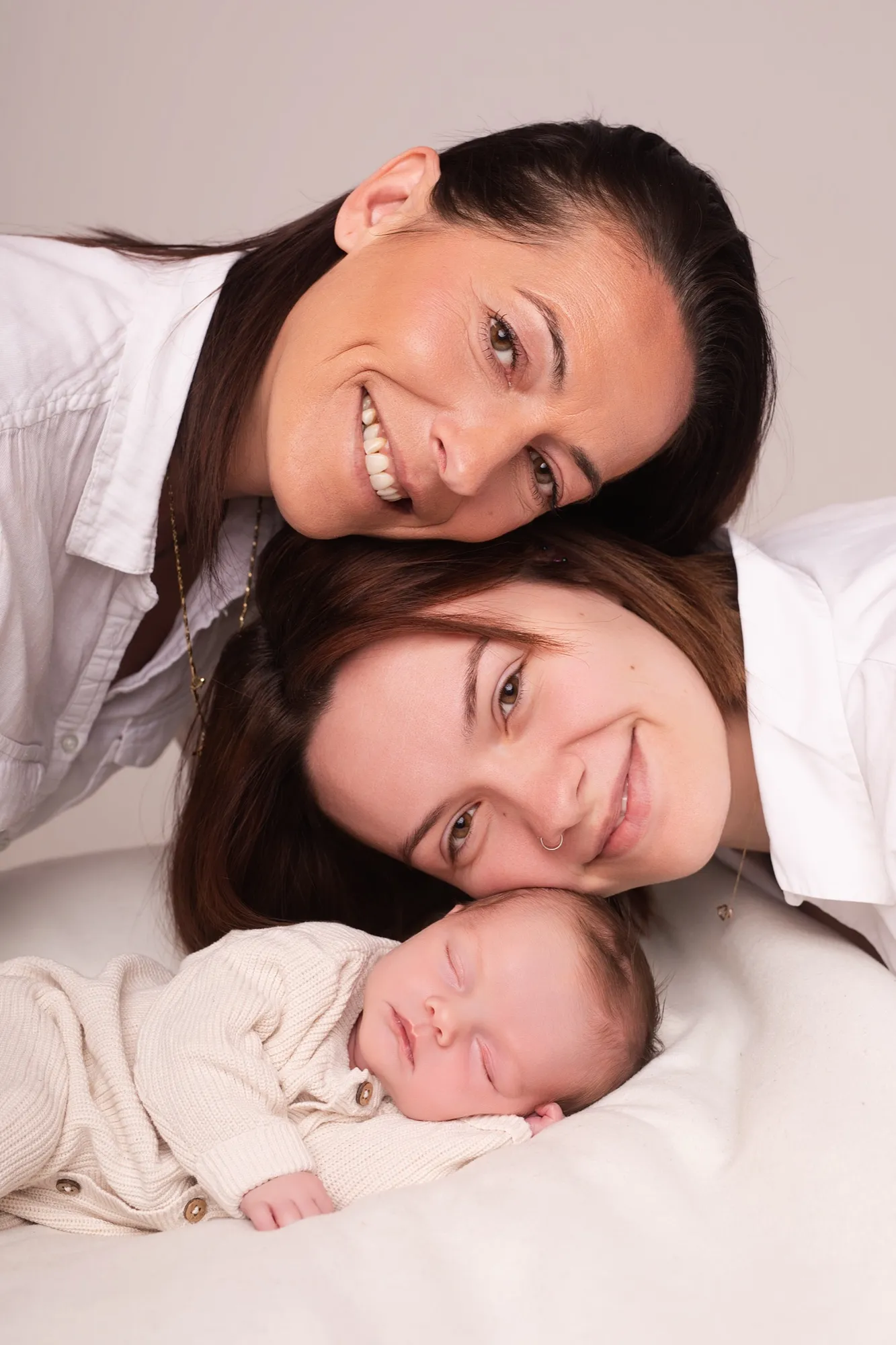Photograph of a newborn session by Virginie Deronchêne, portrait photographer in Walloon Brabant