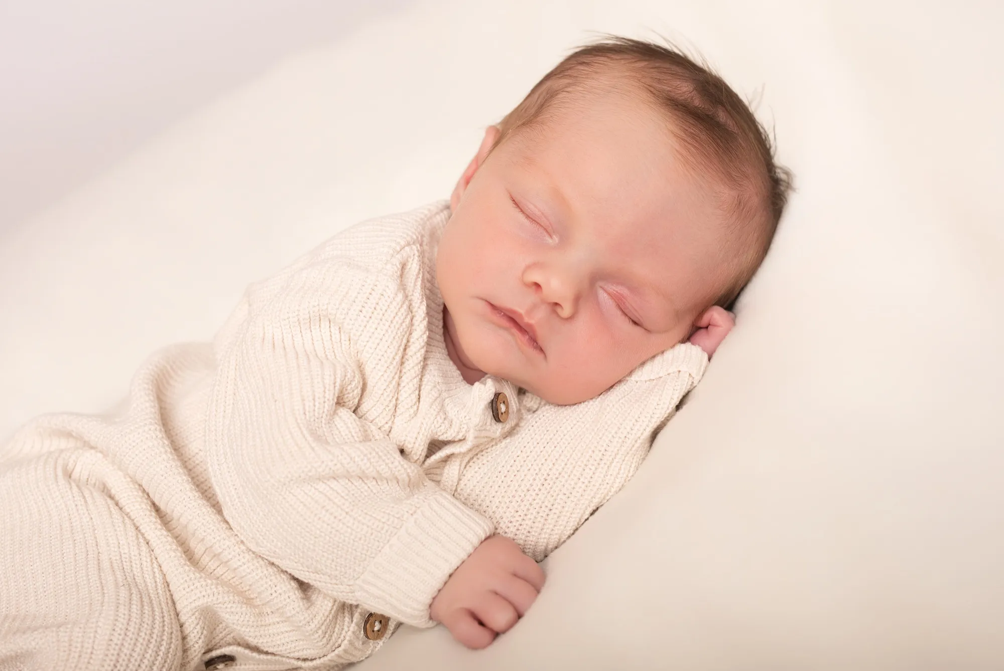 Photograph of a newborn session by Virginie Deronchêne, portrait photographer in Walloon Brabant
