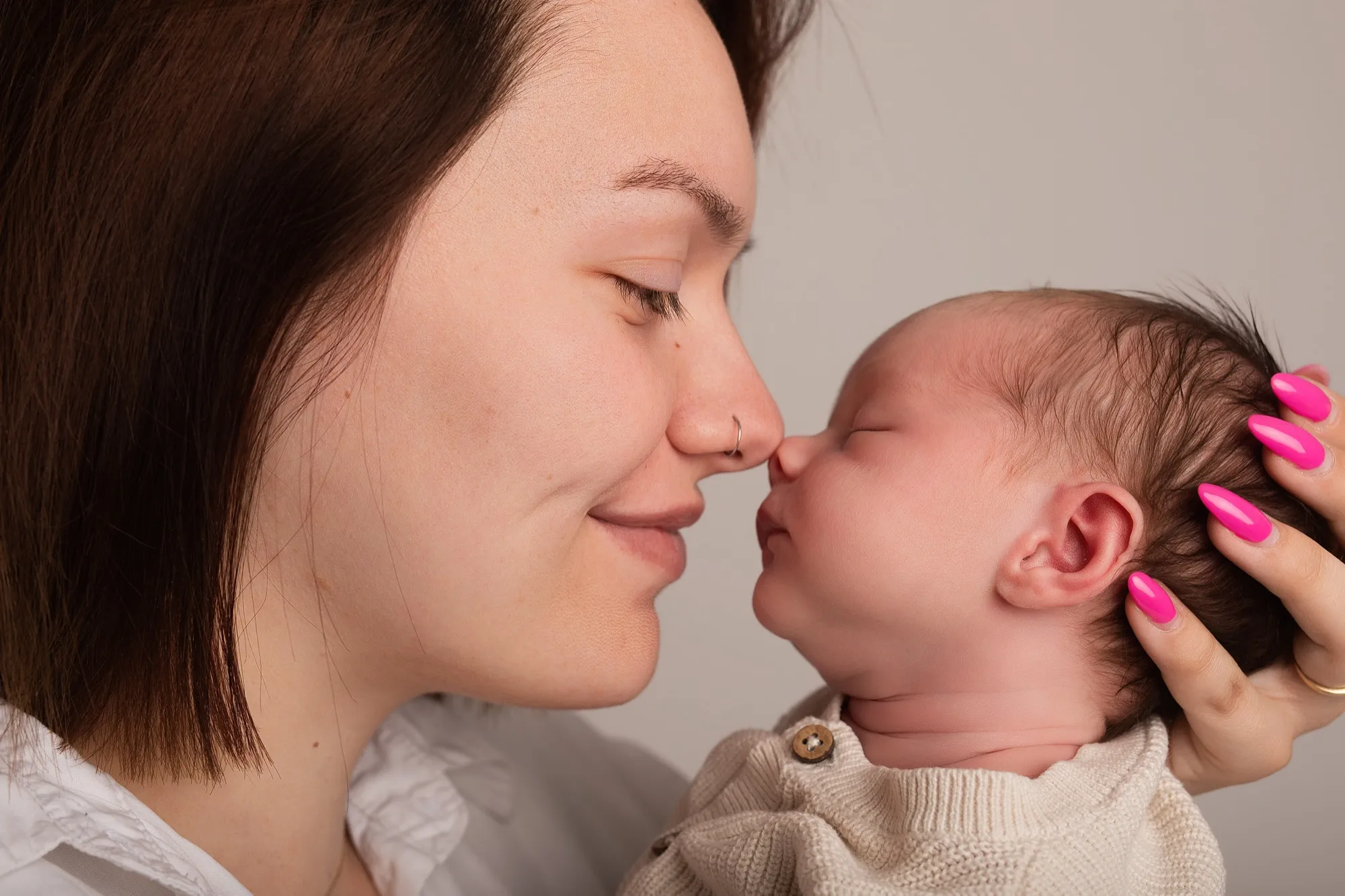 Photograph of a newborn session by Virginie Deronchêne, portrait photographer in Walloon Brabant
