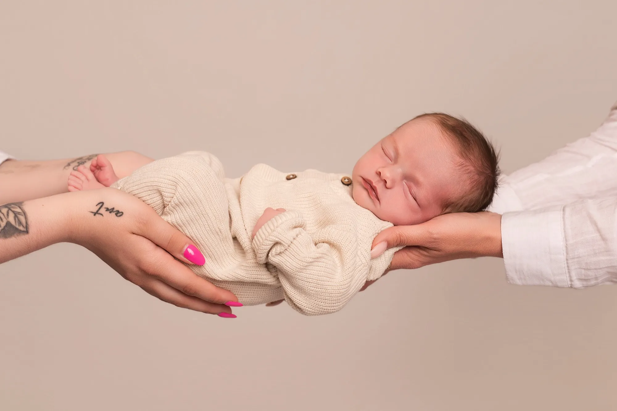 Photograph of a newborn session by Virginie Deronchêne, portrait photographer in Walloon Brabant