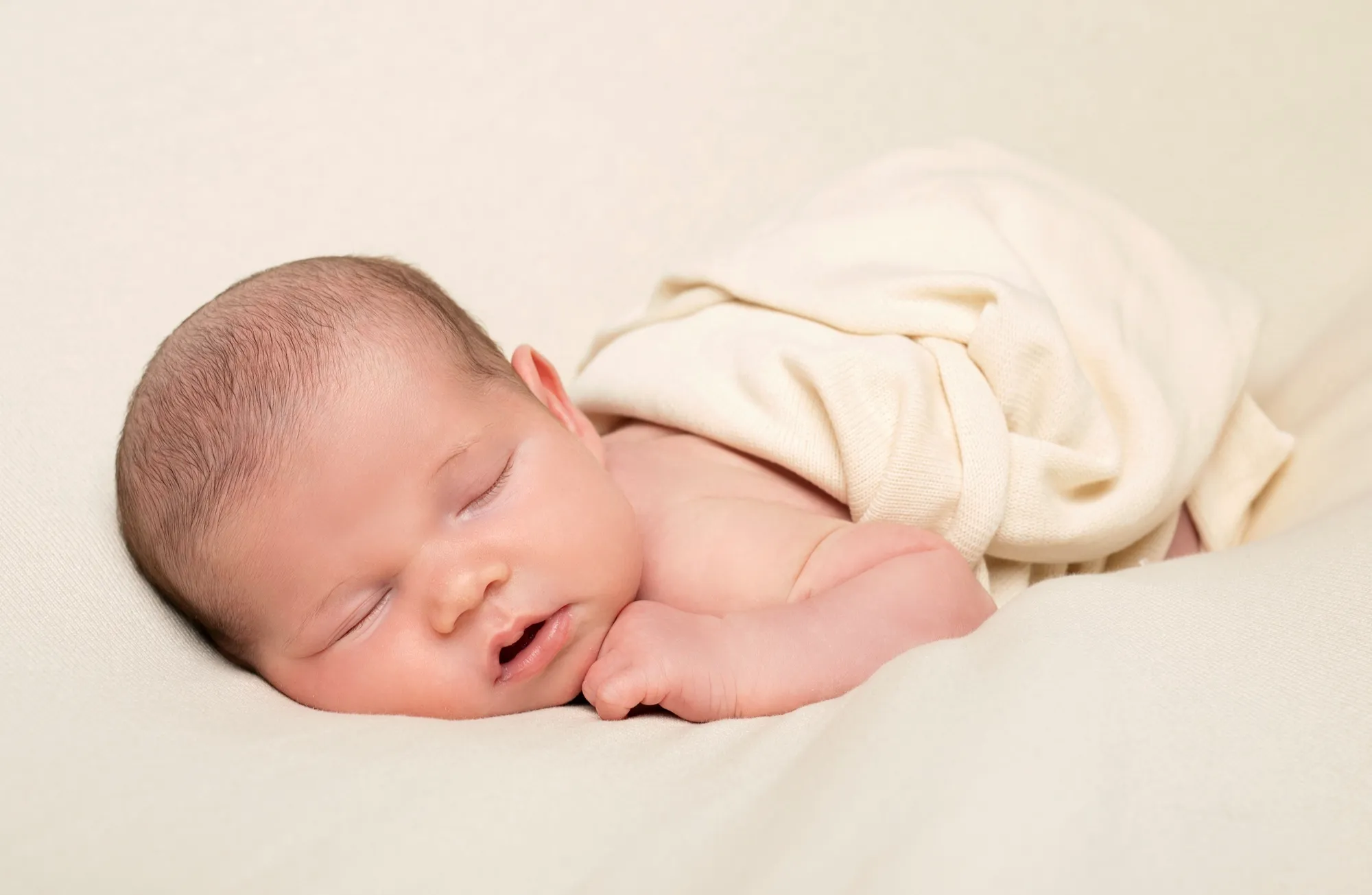 Photograph of a newborn session by Virginie Deronchêne, portrait photographer in Walloon Brabant