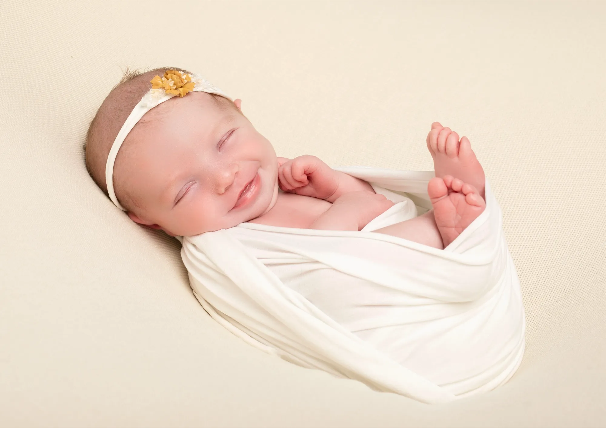 Photograph of a newborn session by Virginie Deronchêne, portrait photographer in Walloon Brabant