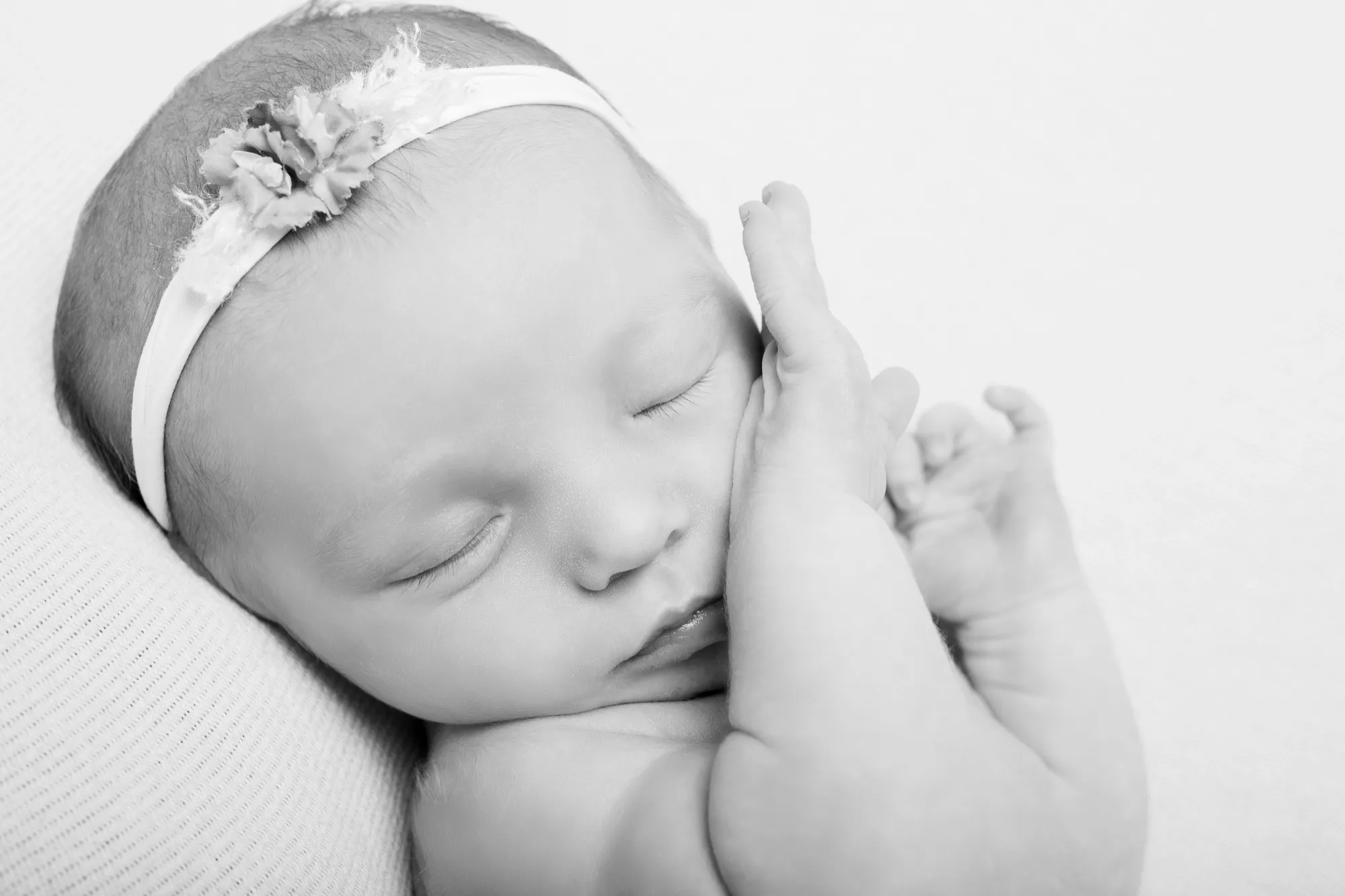 Photograph of a newborn session by Virginie Deronchêne, portrait photographer in Walloon Brabant