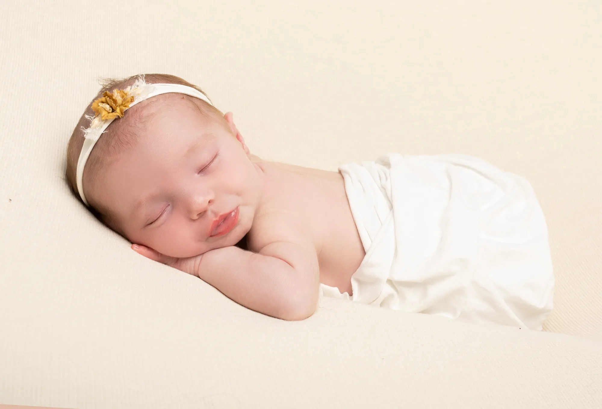 Photograph of a newborn session by Virginie Deronchêne, portrait photographer in Walloon Brabant