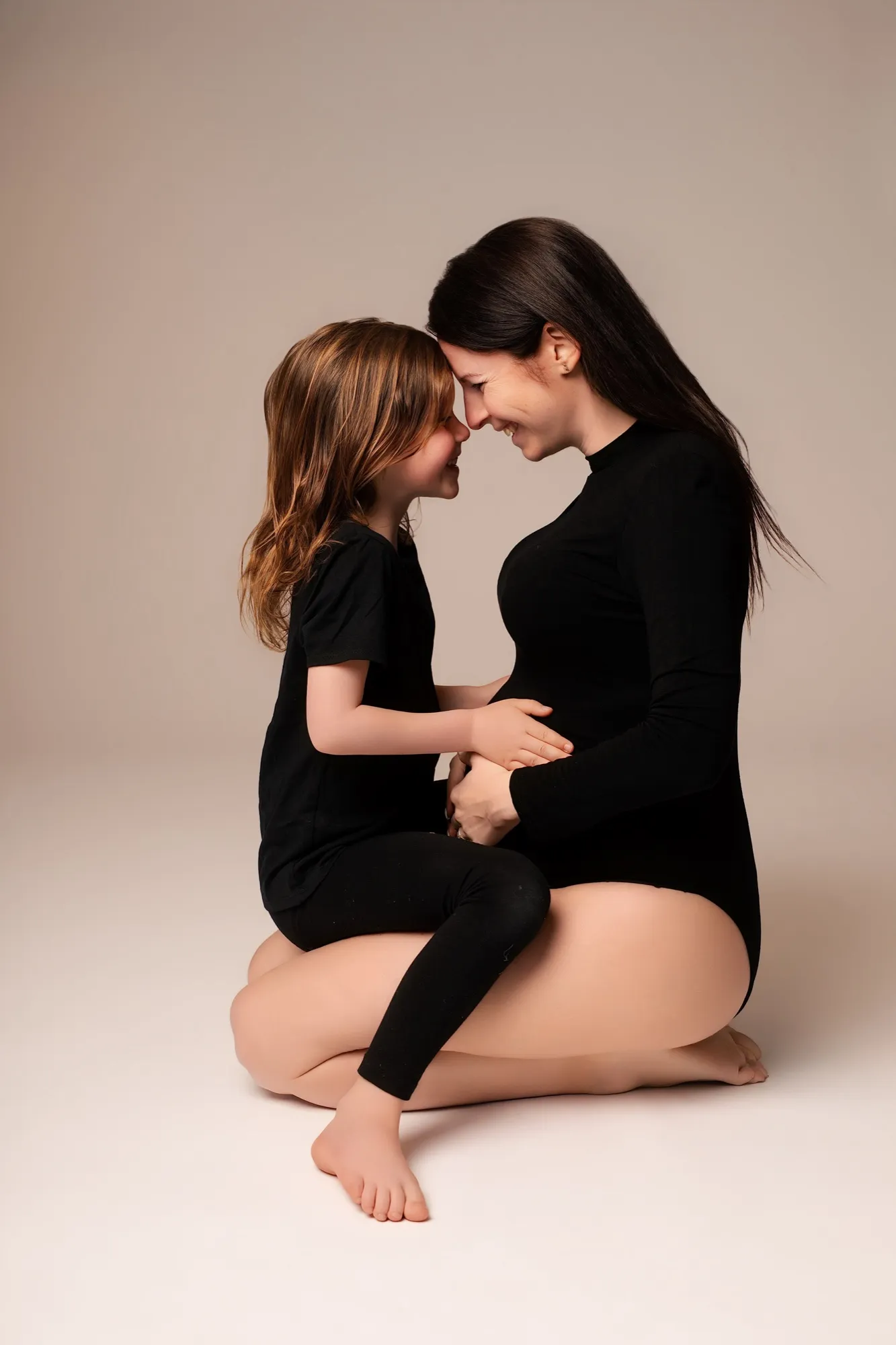 Photograph of a maternity session by Virginie Deronchêne, portrait photographer in Walloon Brabant