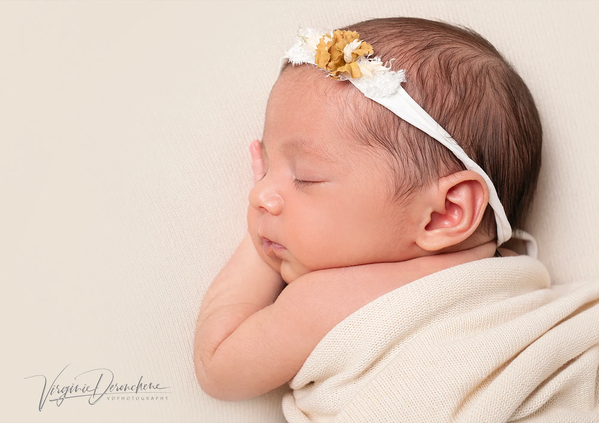 Photograph of a newborn session by Virginie Deronchêne, portrait photographer in Walloon Brabant