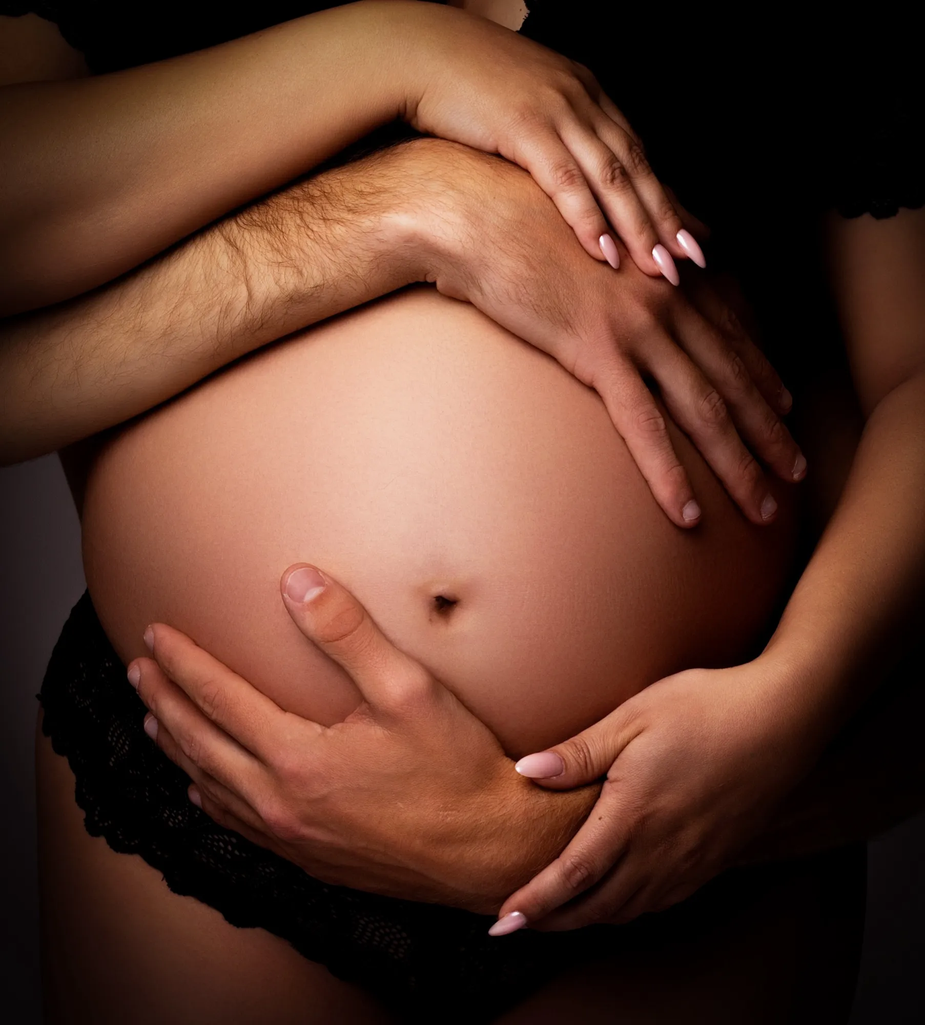 Photograph of a maternity session by Virginie Deronchêne, portrait photographer in Walloon Brabant