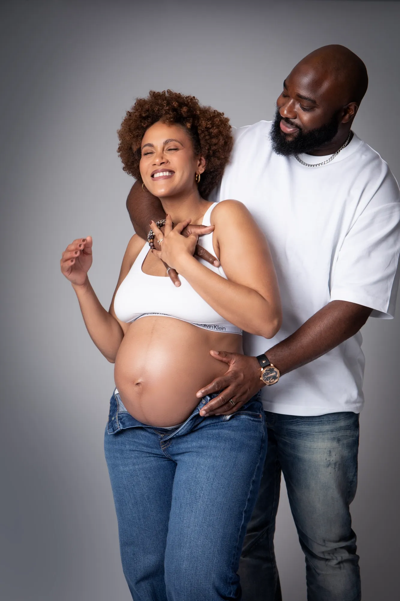 Photograph of a maternity session by Virginie Deronchêne, portrait photographer in Walloon Brabant