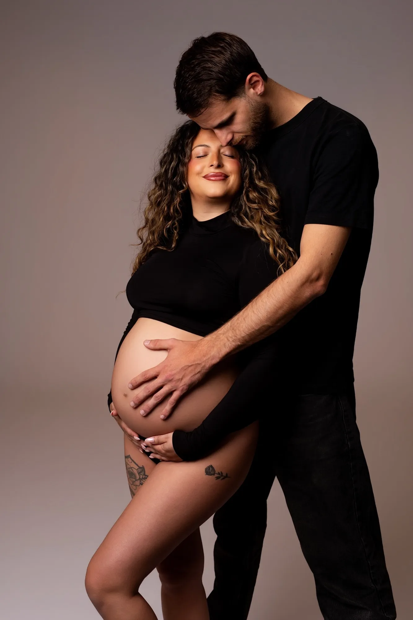 Photograph of a maternity session by Virginie Deronchêne, portrait photographer in Walloon Brabant
