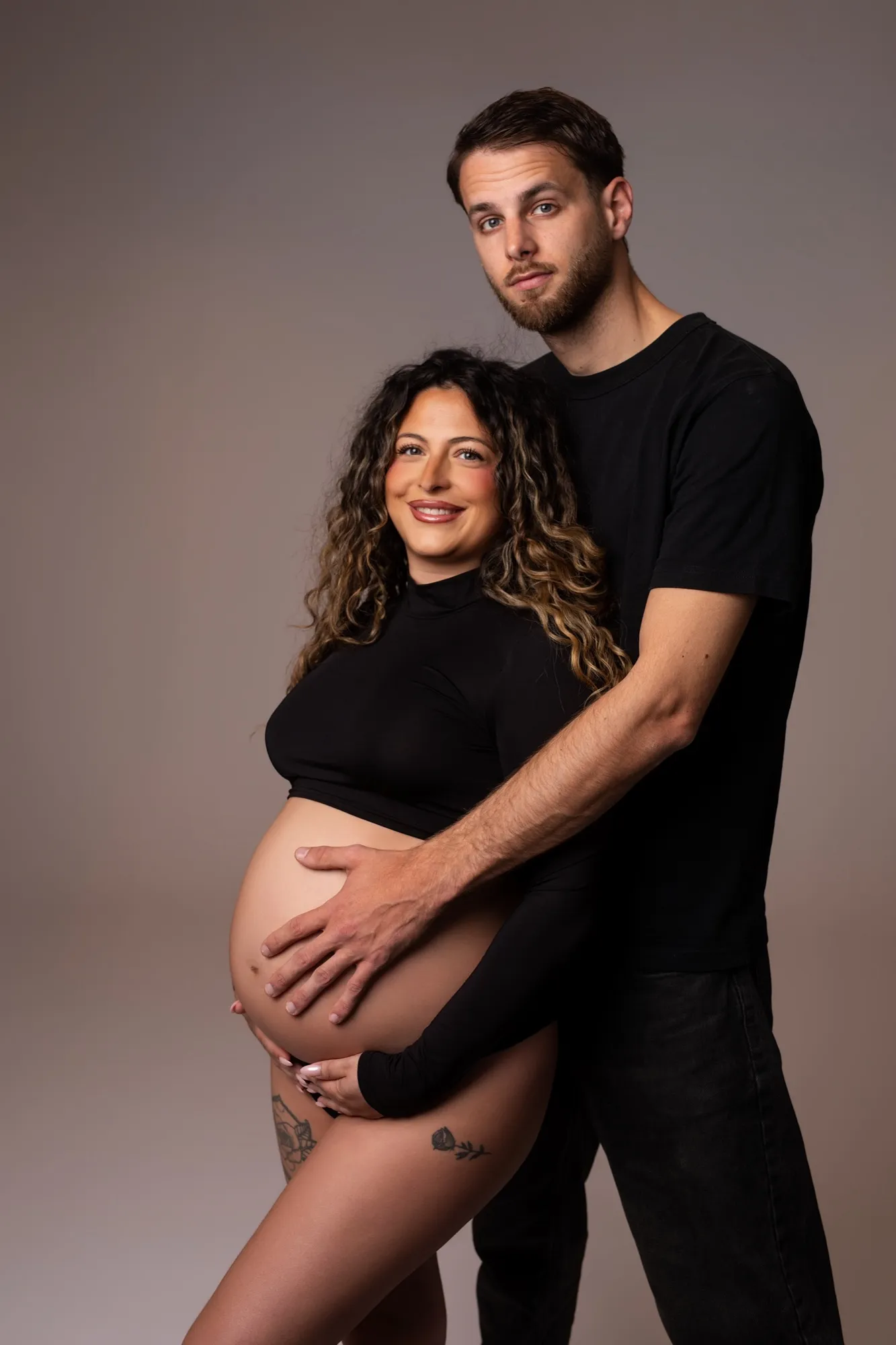 Photograph of a maternity session by Virginie Deronchêne, portrait photographer in Walloon Brabant