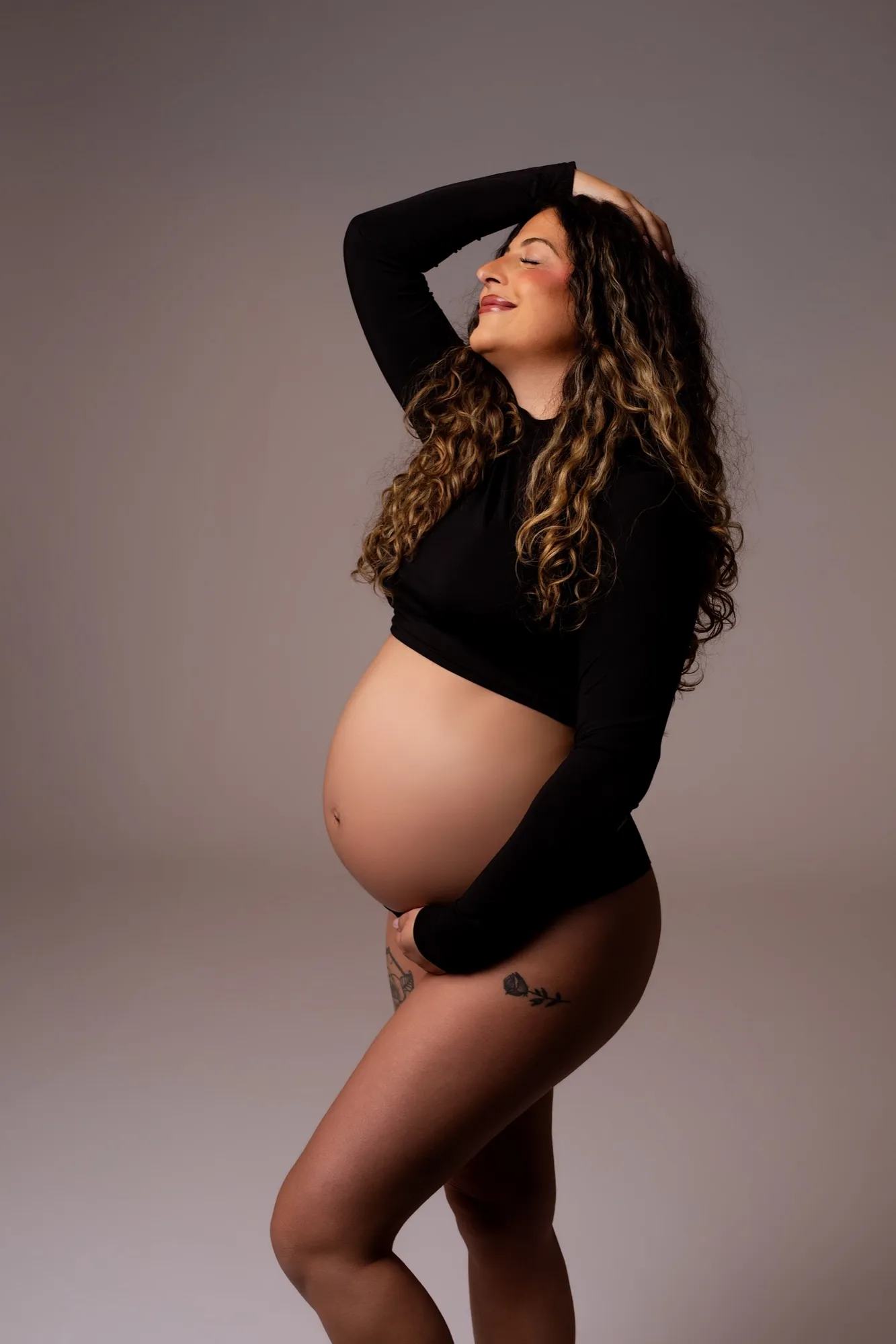 Photograph of a maternity session by Virginie Deronchêne, portrait photographer in Walloon Brabant