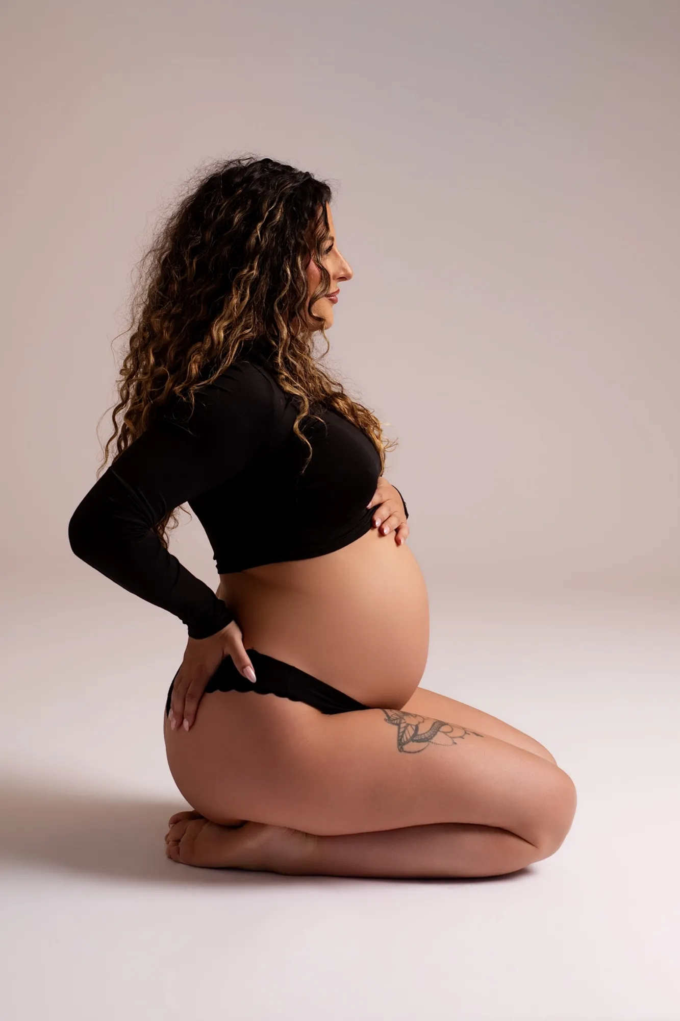 Photograph of a maternity session by Virginie Deronchêne, portrait photographer in Walloon Brabant