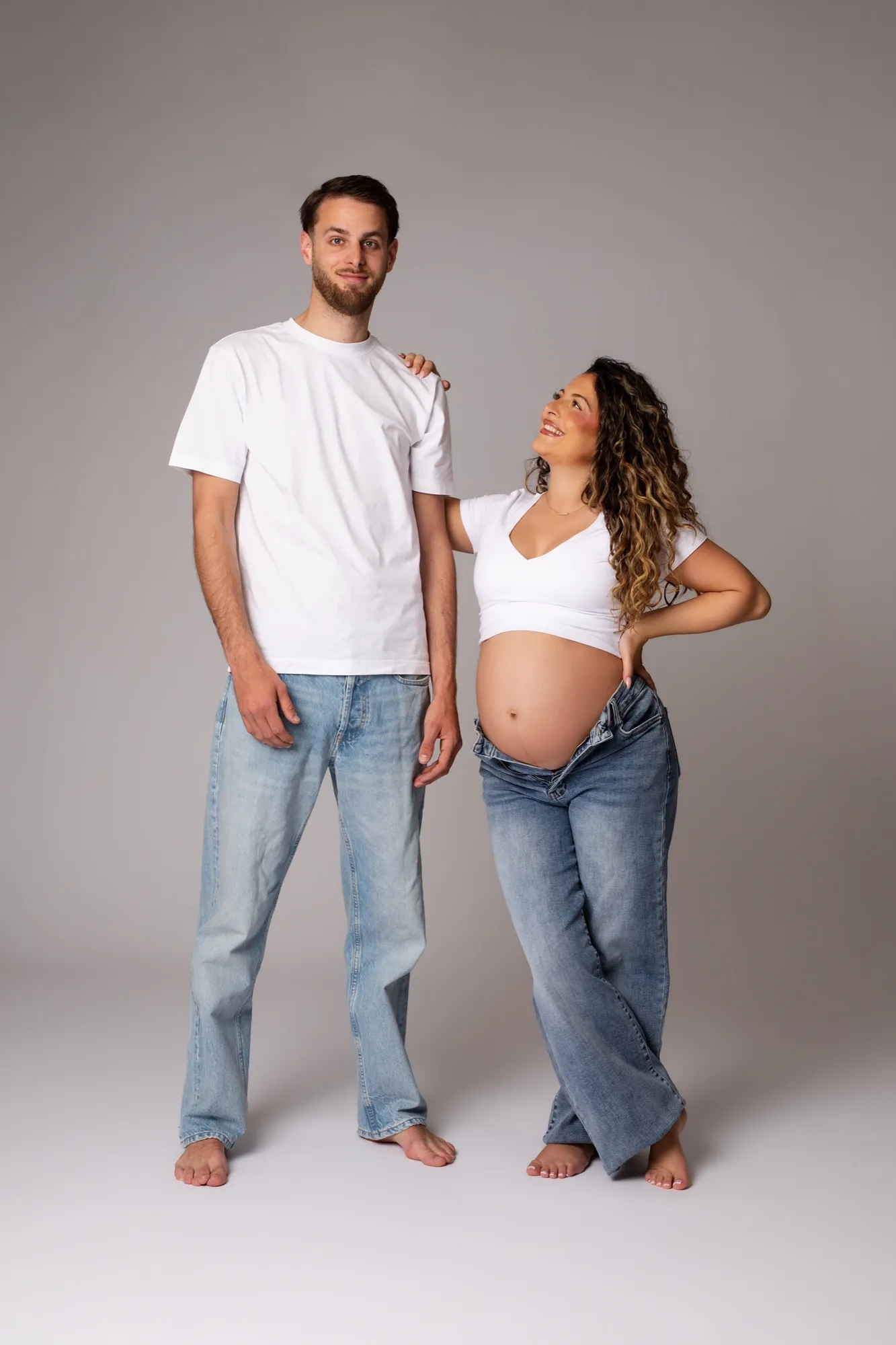 Photograph of a maternity session by Virginie Deronchêne, portrait photographer in Walloon Brabant