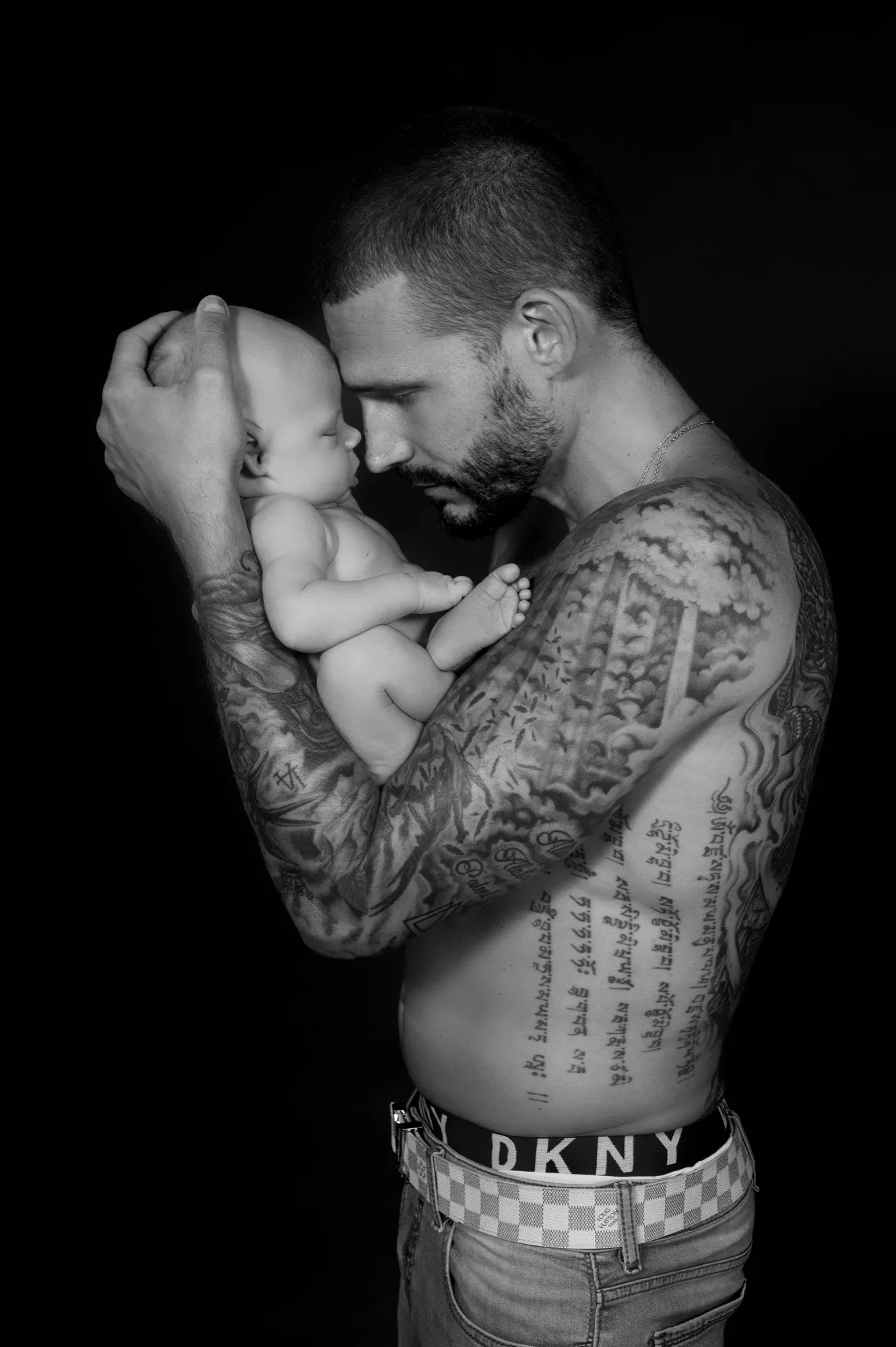 Photograph of a newborn session by Virginie Deronchêne, portrait photographer in Walloon Brabant