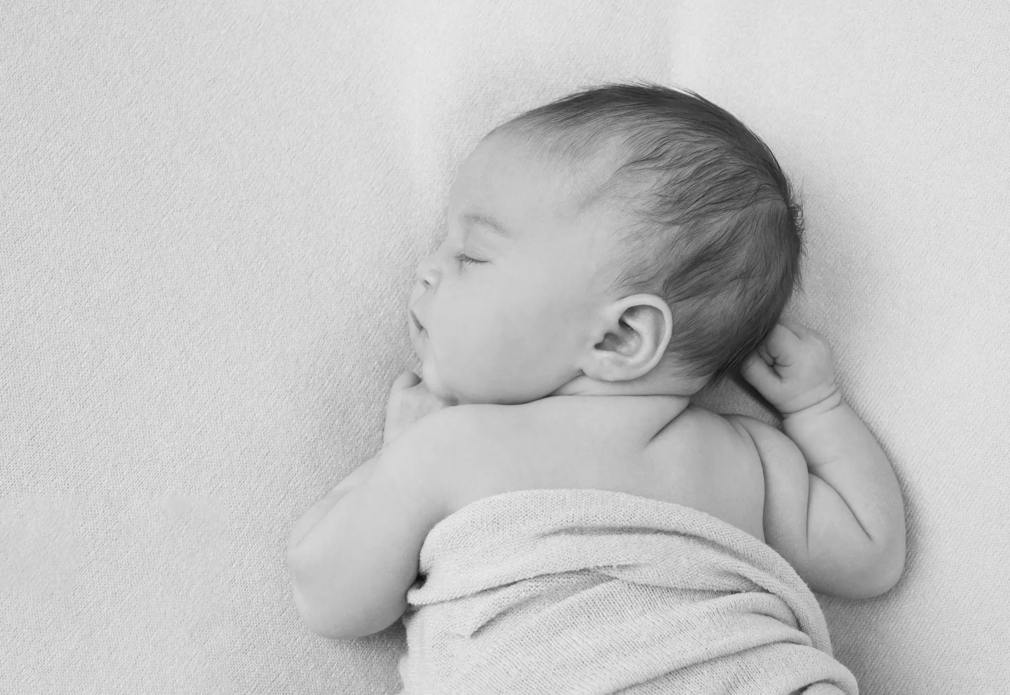Photograph of a newborn session by Virginie Deronchêne, portrait photographer in Walloon Brabant