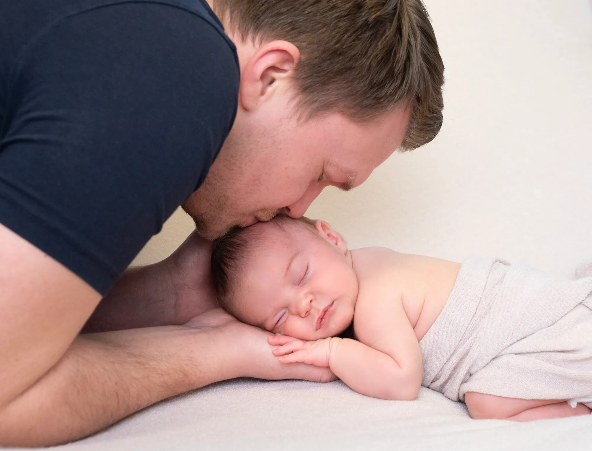 Photograph of a newborn session by Virginie Deronchêne, portrait photographer in Walloon Brabant