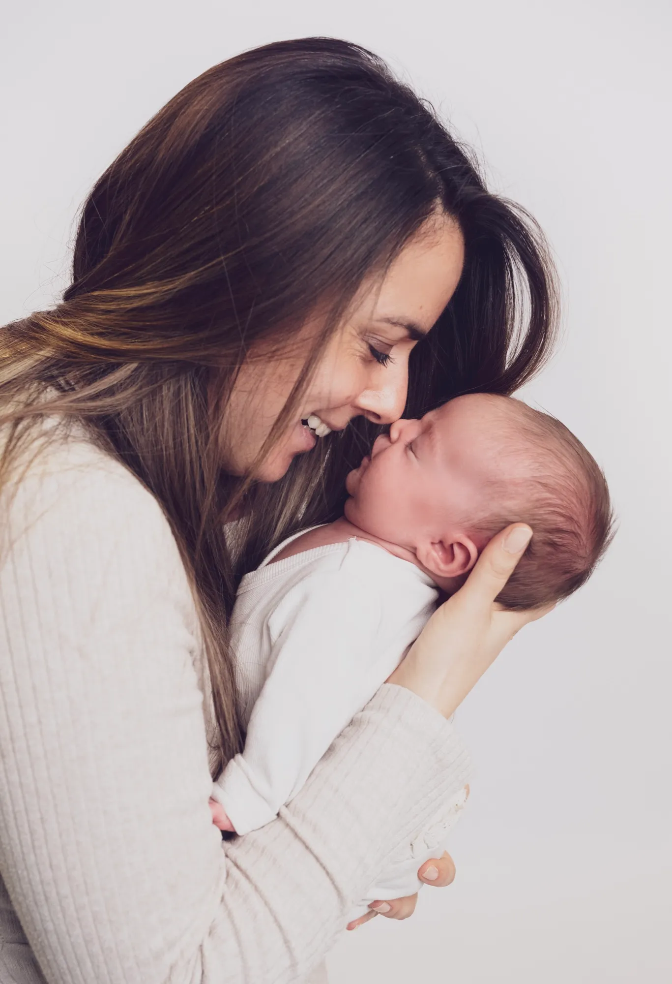 Photograph of a newborn session by Virginie Deronchêne, portrait photographer in Walloon Brabant