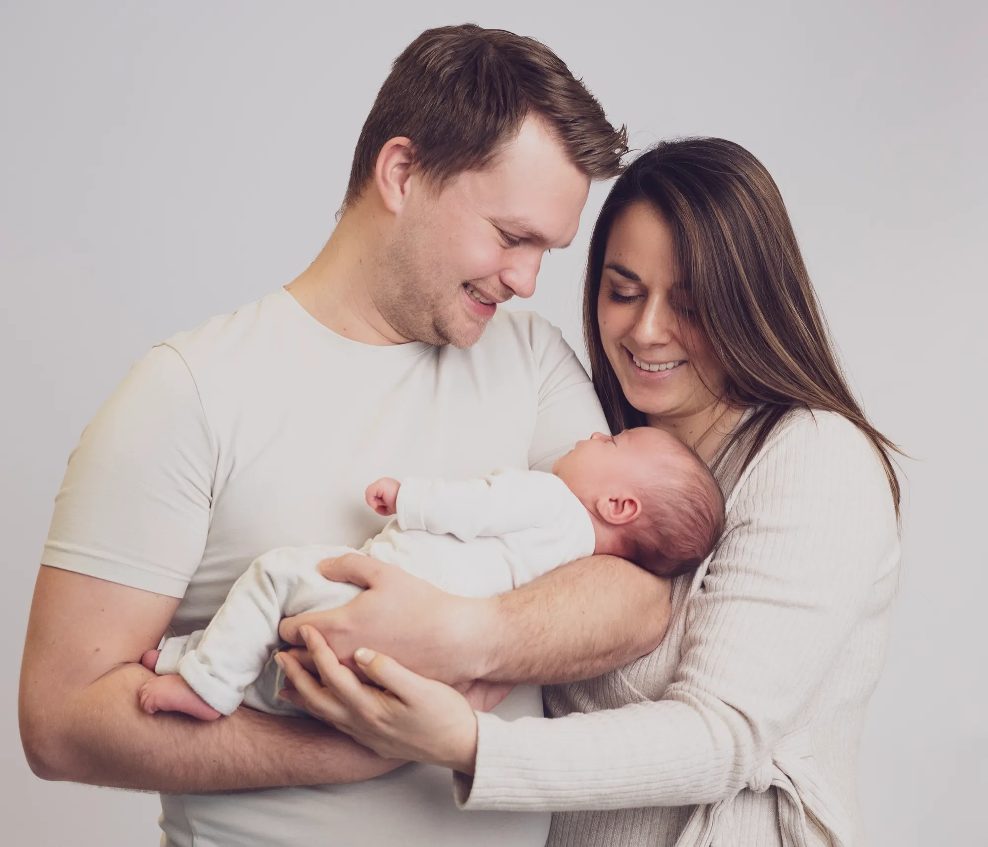 Photograph of a newborn session by Virginie Deronchêne, portrait photographer in Walloon Brabant