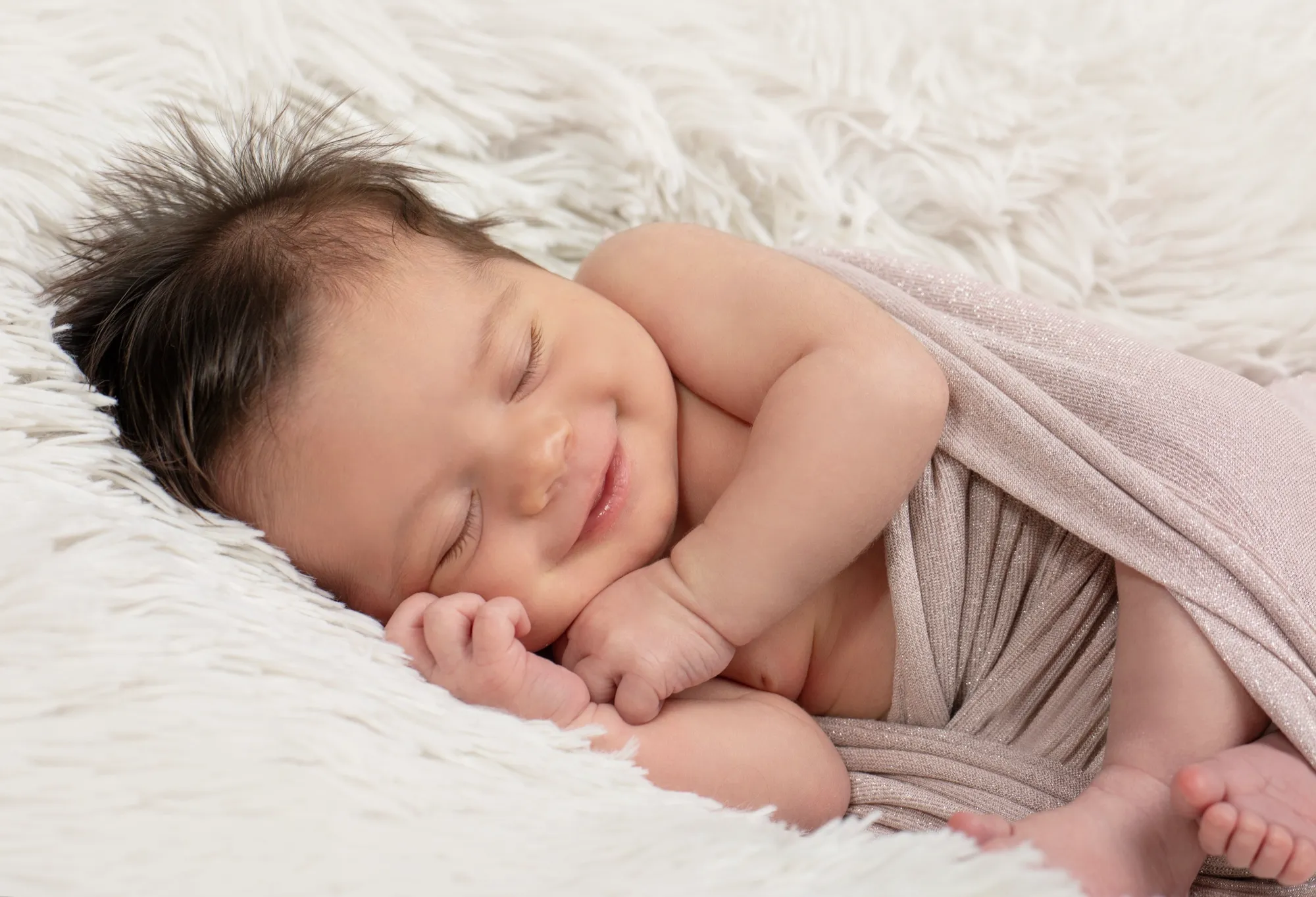 Photograph of a newborn session by Virginie Deronchêne, portrait photographer in Walloon Brabant