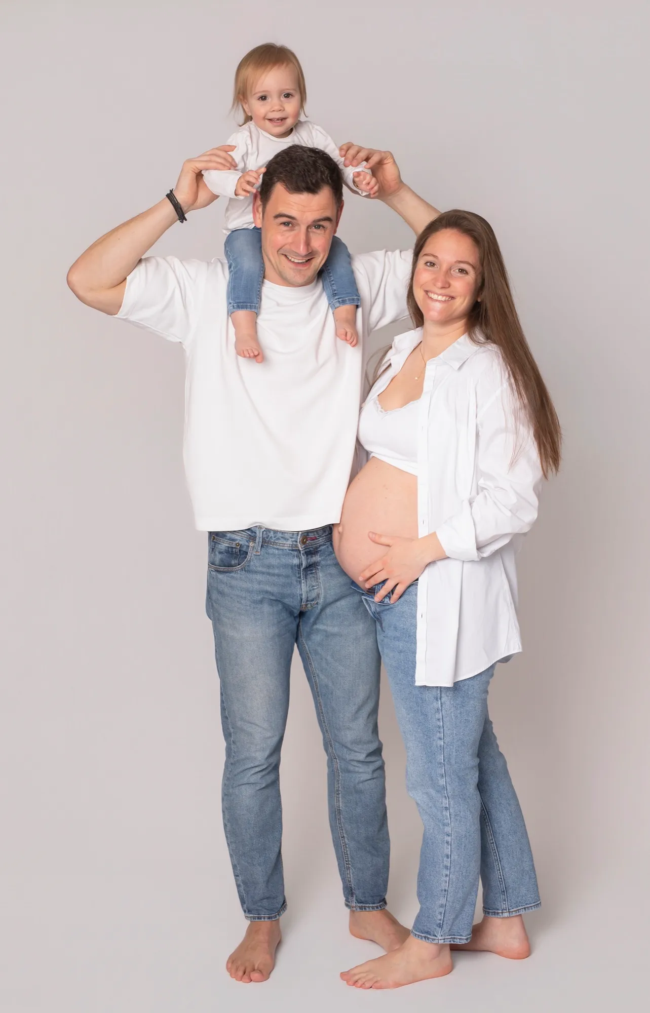 Photograph of a maternity session by Virginie Deronchêne, portrait photographer in Walloon Brabant