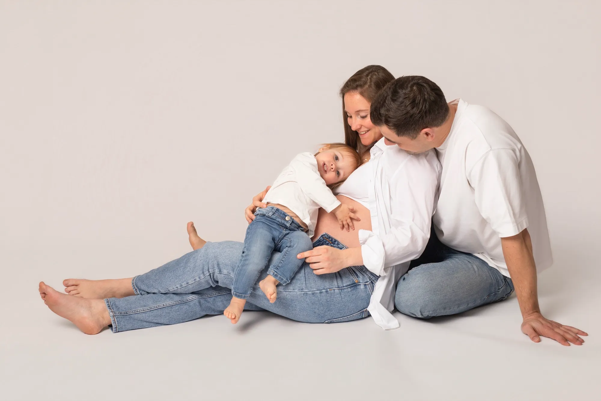 Photograph of a maternity session by Virginie Deronchêne, portrait photographer in Walloon Brabant