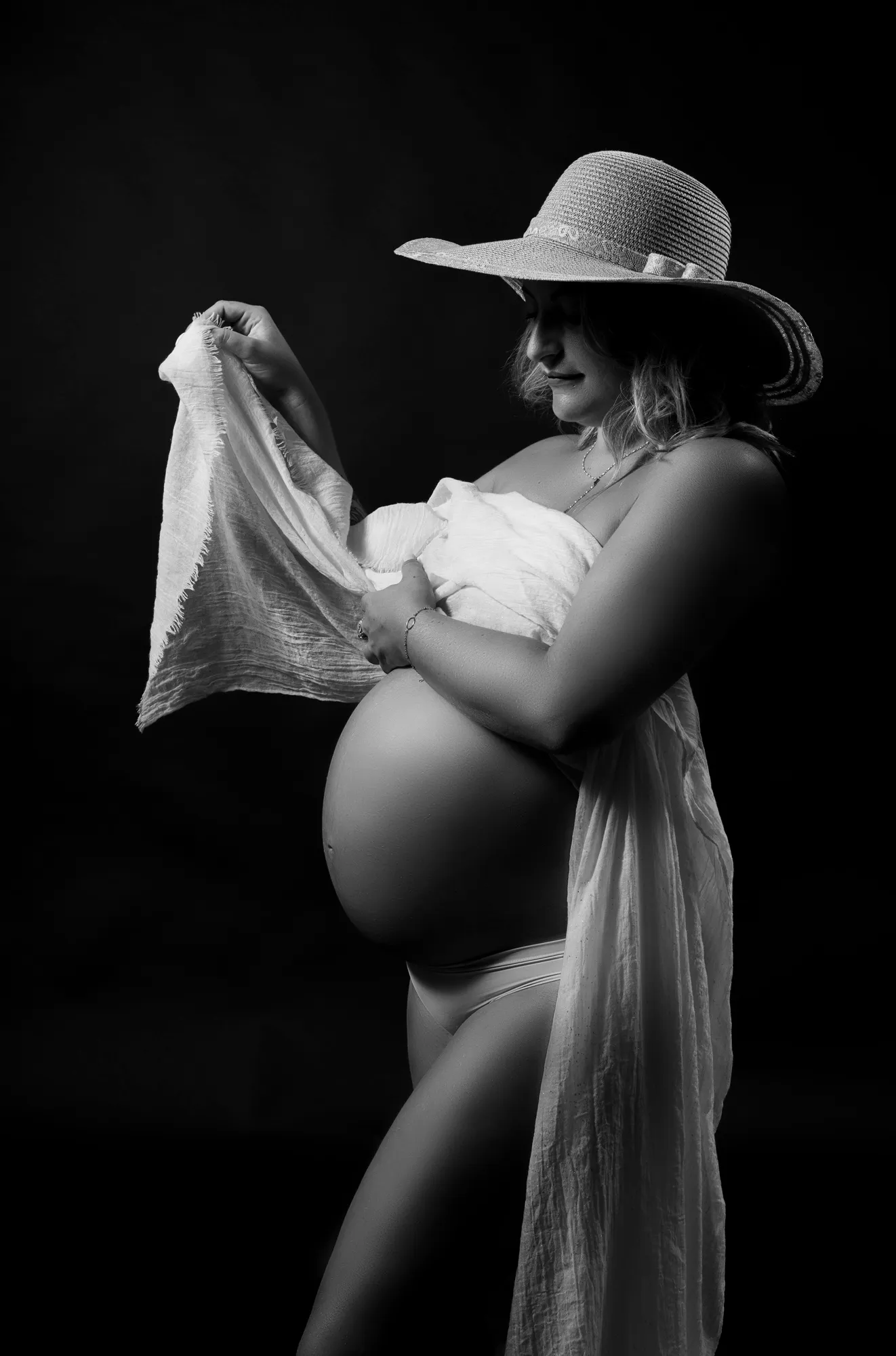 Photograph of a maternity session by Virginie Deronchêne, portrait photographer in Walloon Brabant