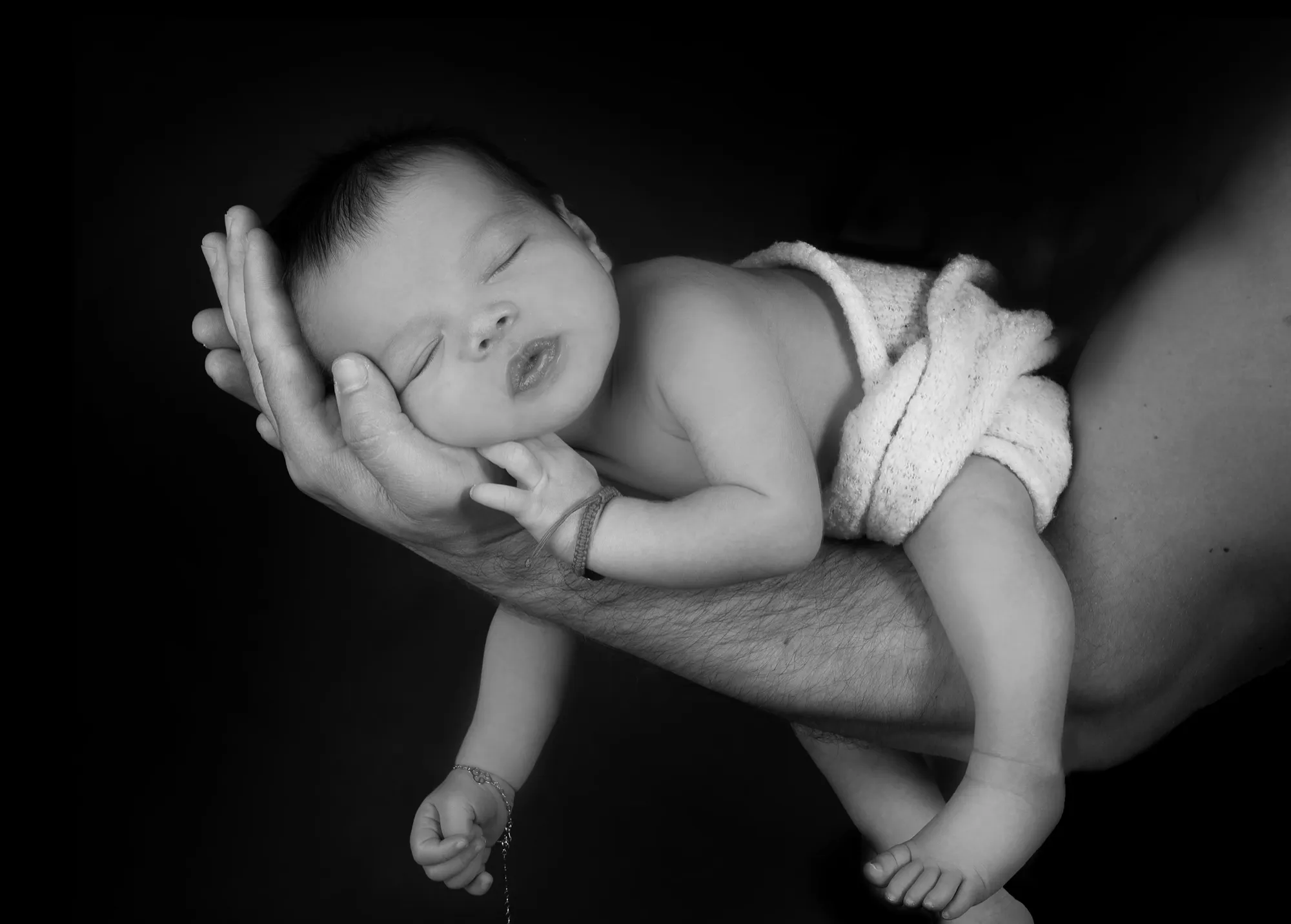 Photograph of a newborn session by Virginie Deronchêne, portrait photographer in Walloon Brabant