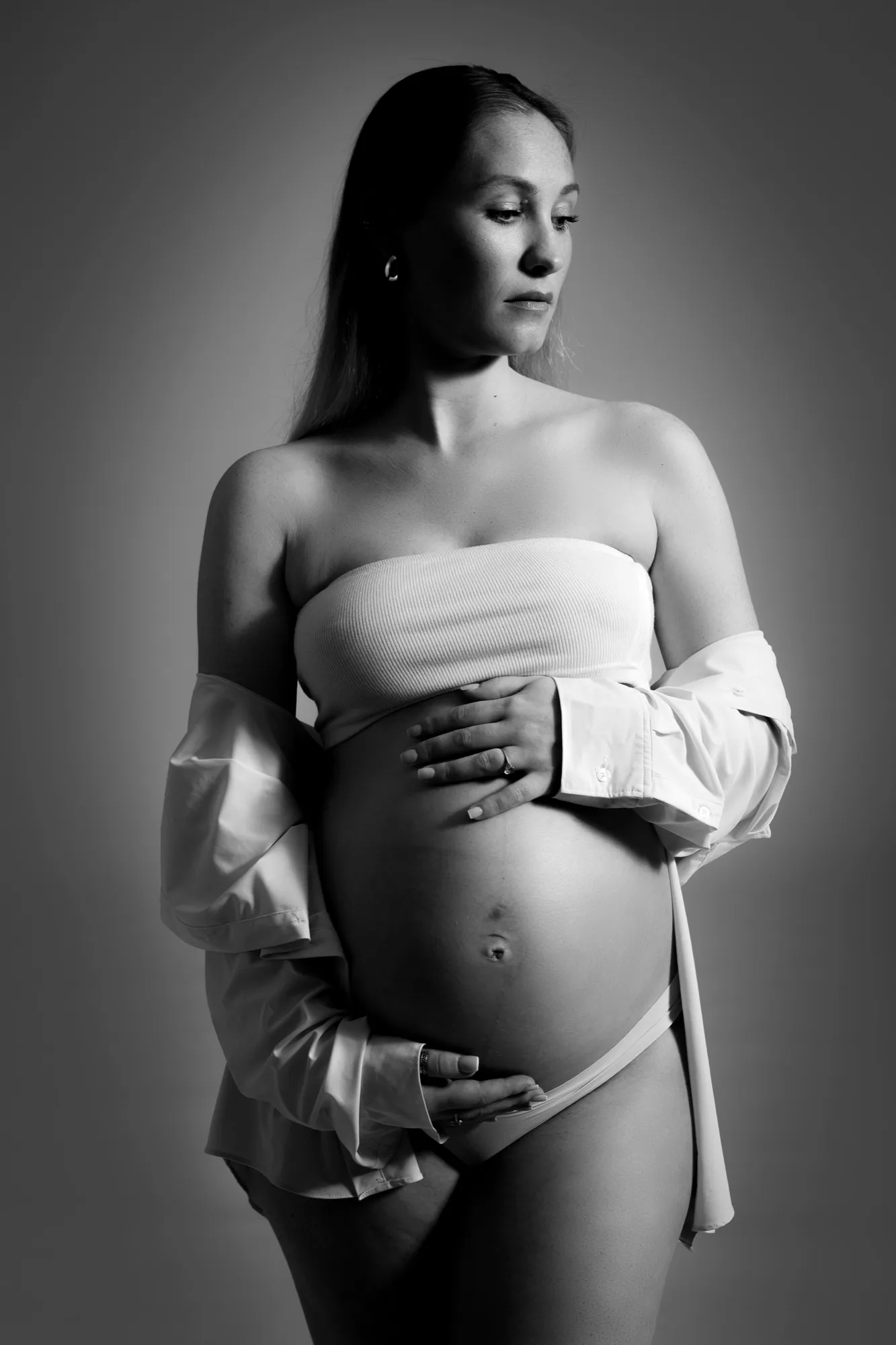 Photograph of a maternity session by Virginie Deronchêne, portrait photographer in Walloon Brabant