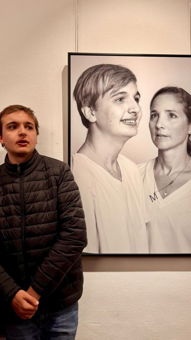 Visiteur devant un portrait exposé