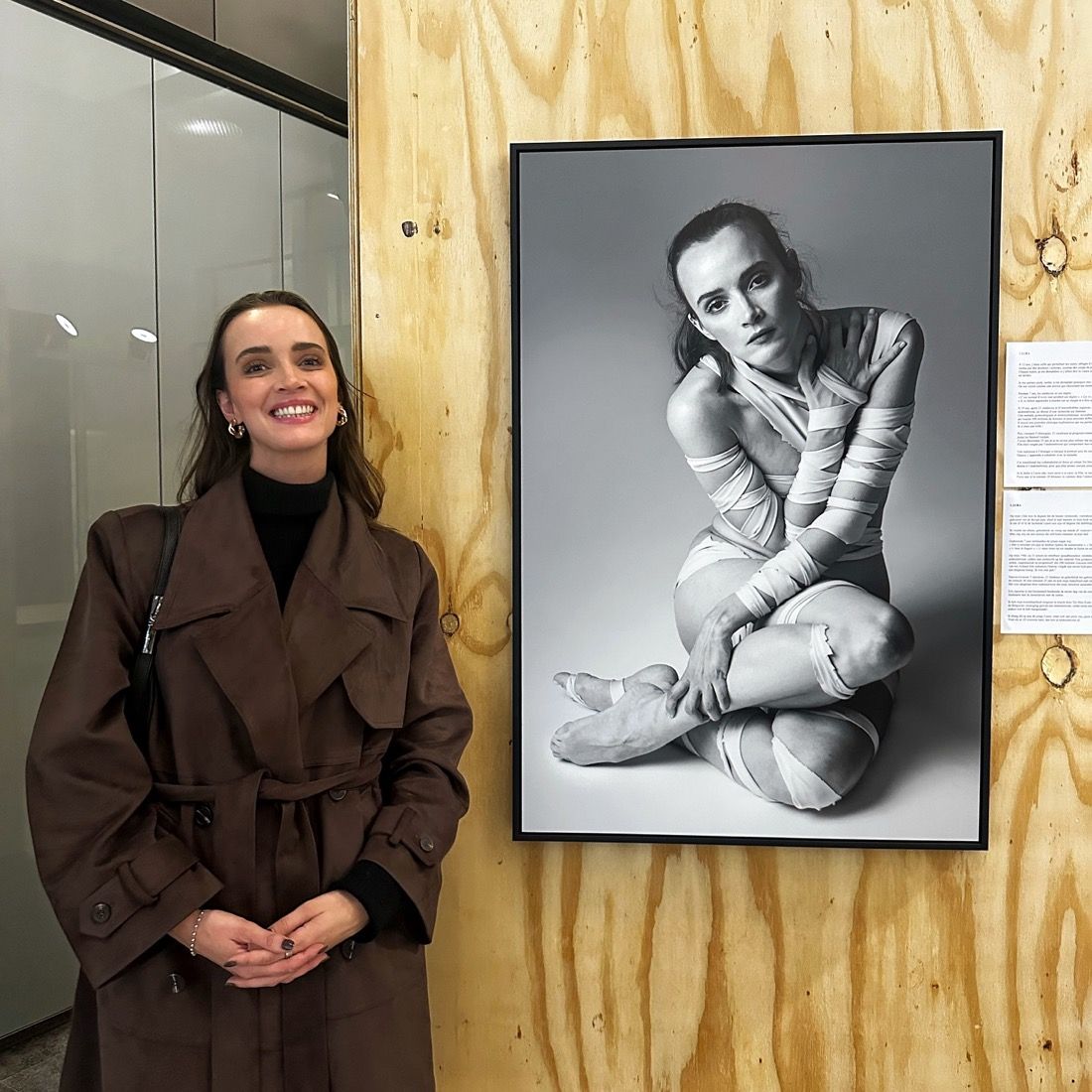 Participante devant son portrait, exposition à Tour & Taxis