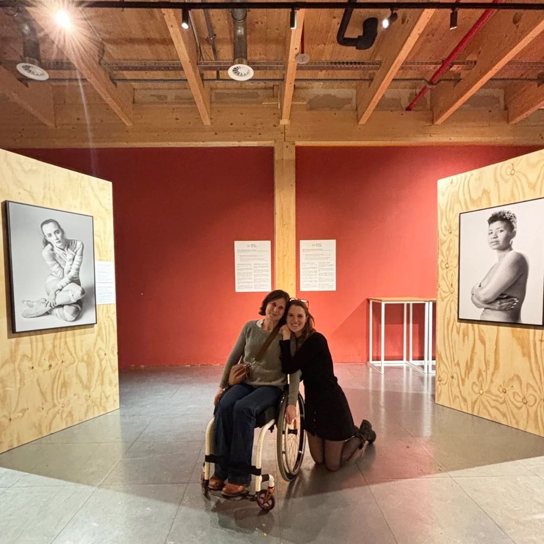 Visiteurs dans l'exposition, mur rouge de la Gare Maritime