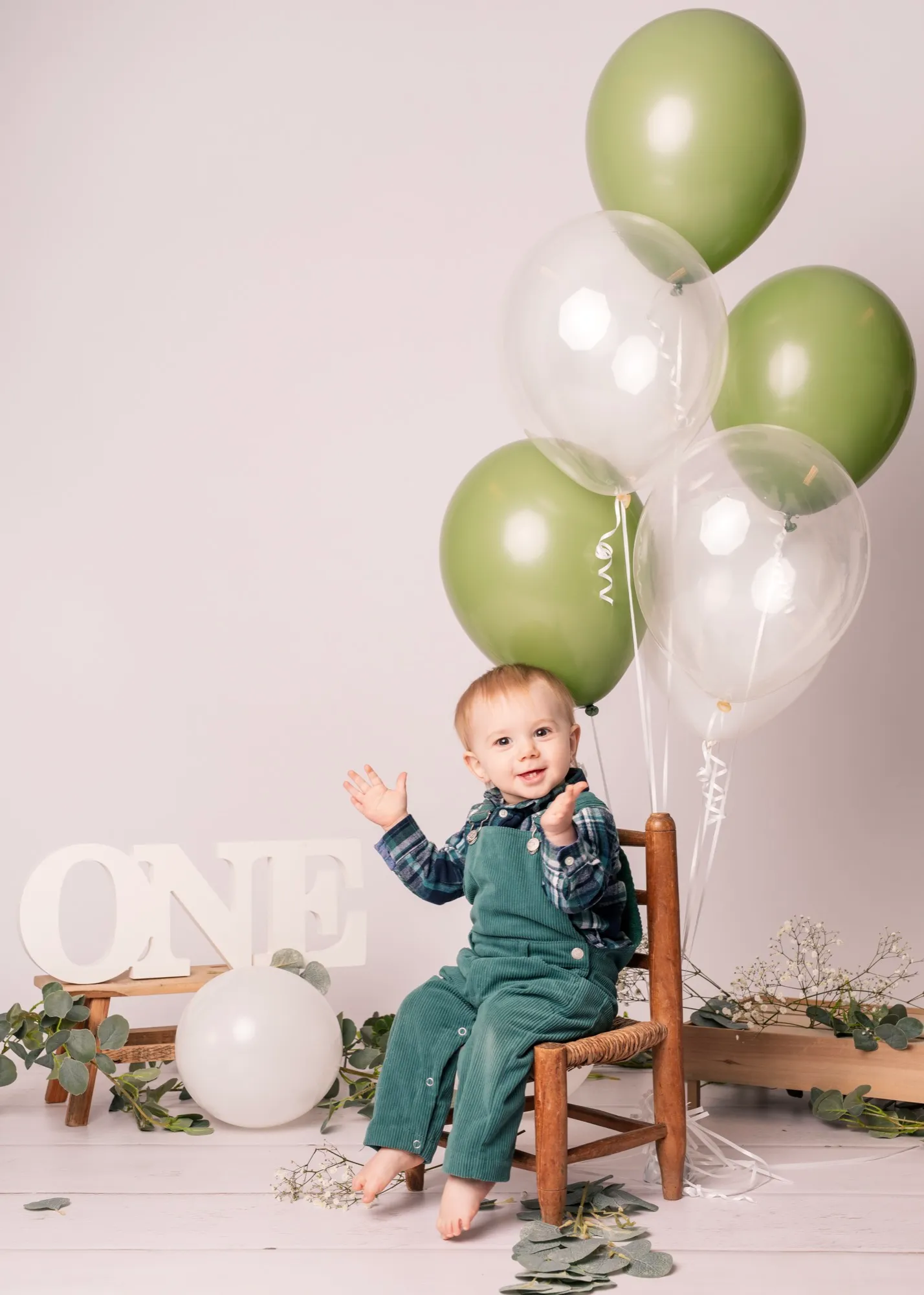 Photograph of a birthday session by Virginie Deronchêne, portrait photographer in Walloon Brabant